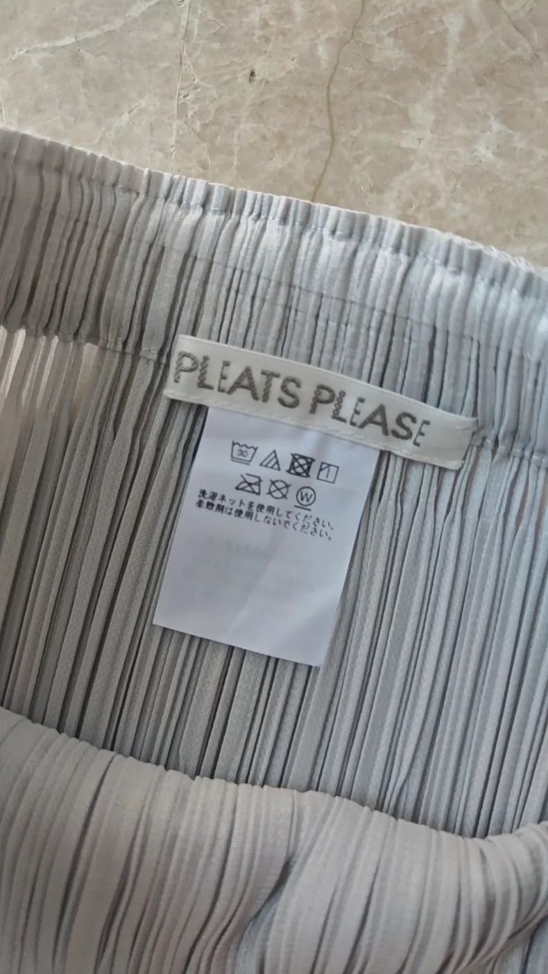 Issey Miyake Issey Miyake size:3 Light grey pleated skirt Size 31" - 2 Thumbnail