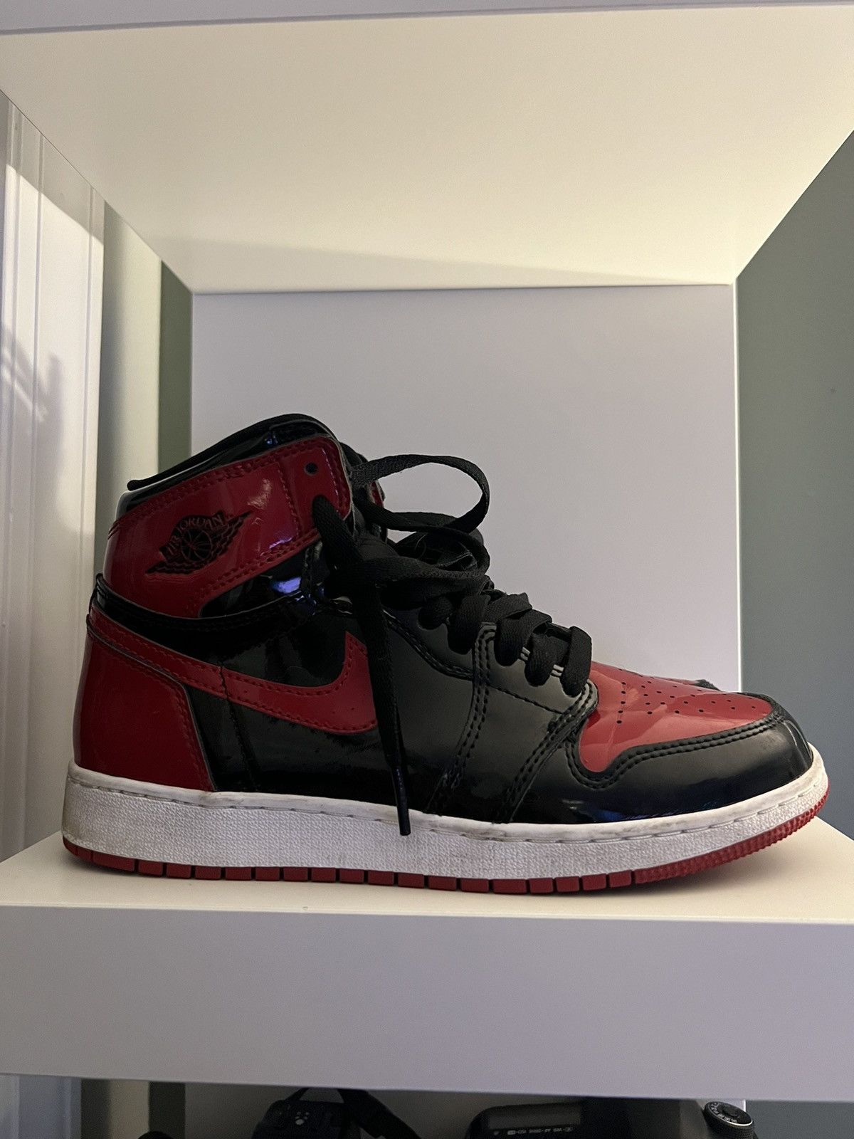 Jordan Brand Jordan 1 Retro High OG Patent Bred Size US 6 / EU 39 - 3 Thumbnail
