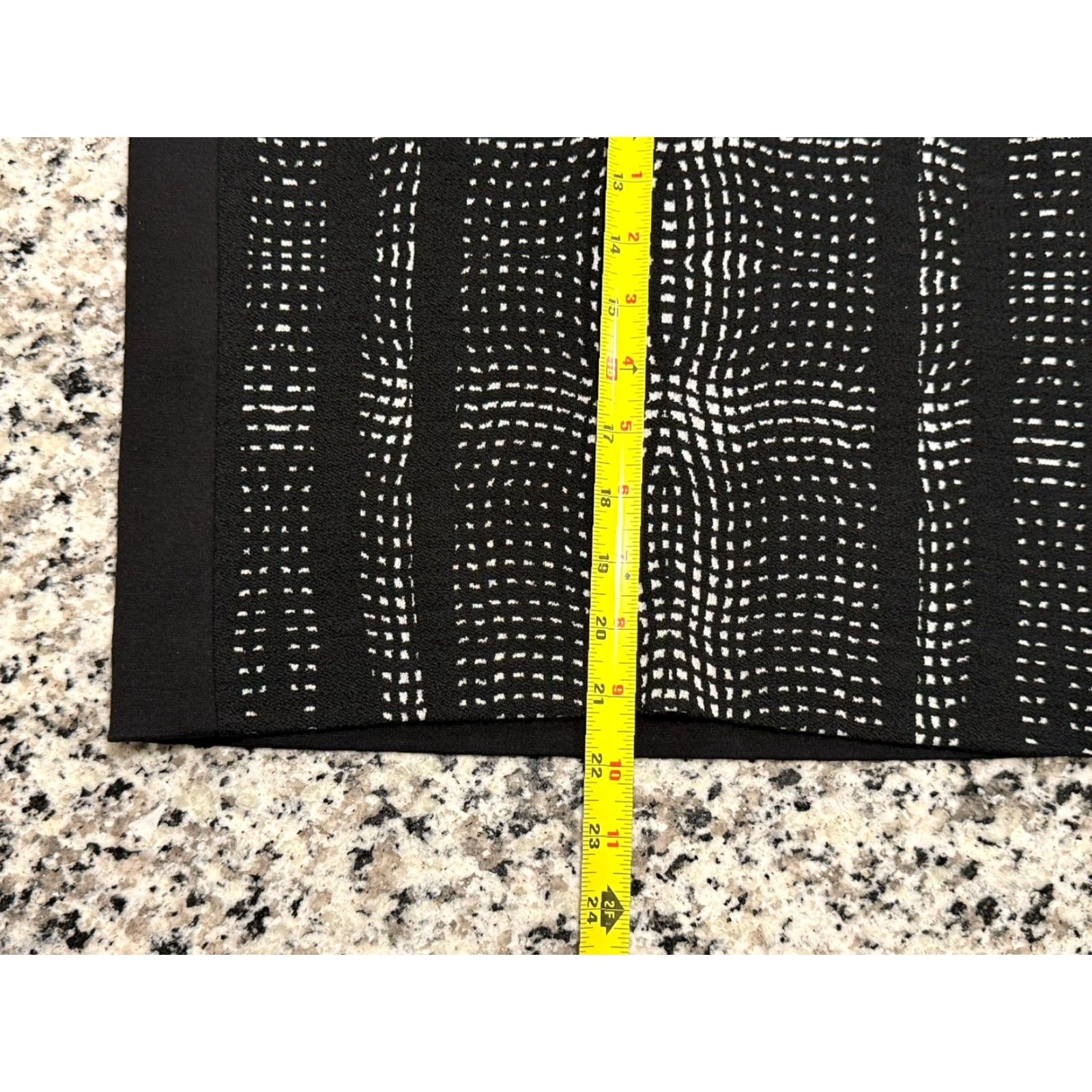 Diane von Furstenberg Diane von Furstenberg Panel Marta Pencil Skirt Black White Multicolor 4 EUC Women Knee Length Wool Acrylic Polyamide Straight & Pencil Size 4 Size 27" / US 4 / IT 40 - 2 Thumbnail