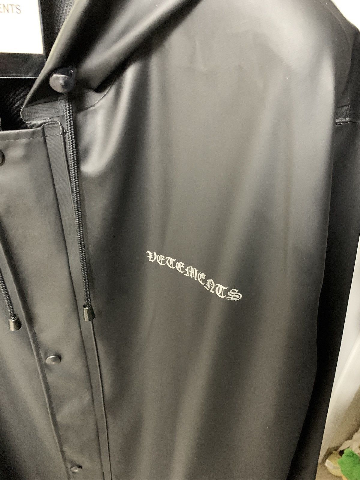 Vetements Vetements Gothic Logo Raincoat Size US XL / EU 56 / 4 - 5 Thumbnail