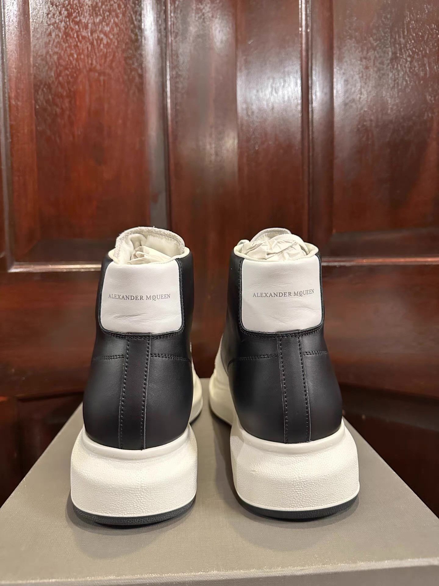 Alexander McQueen Alexander McQueen White Sneakers with Black Heel Tab Ｑ25 Size US 7 / EU 40 - 3 Thumbnail
