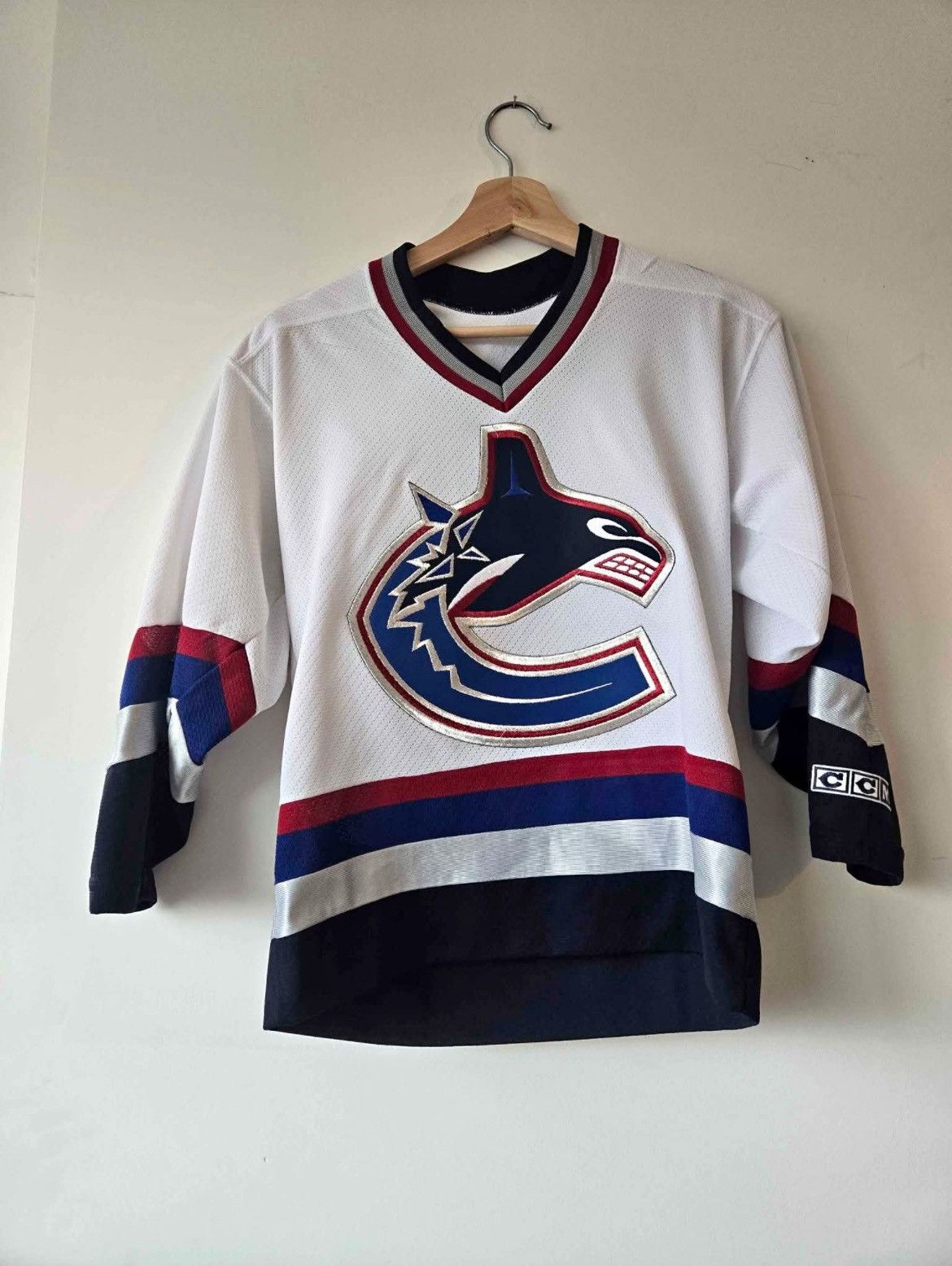 Ccm Vintage Vancouver Canucks Dan Cloutier CCM Jersey Size US S / EU 44-46 / 1 - 1 Thumbnail