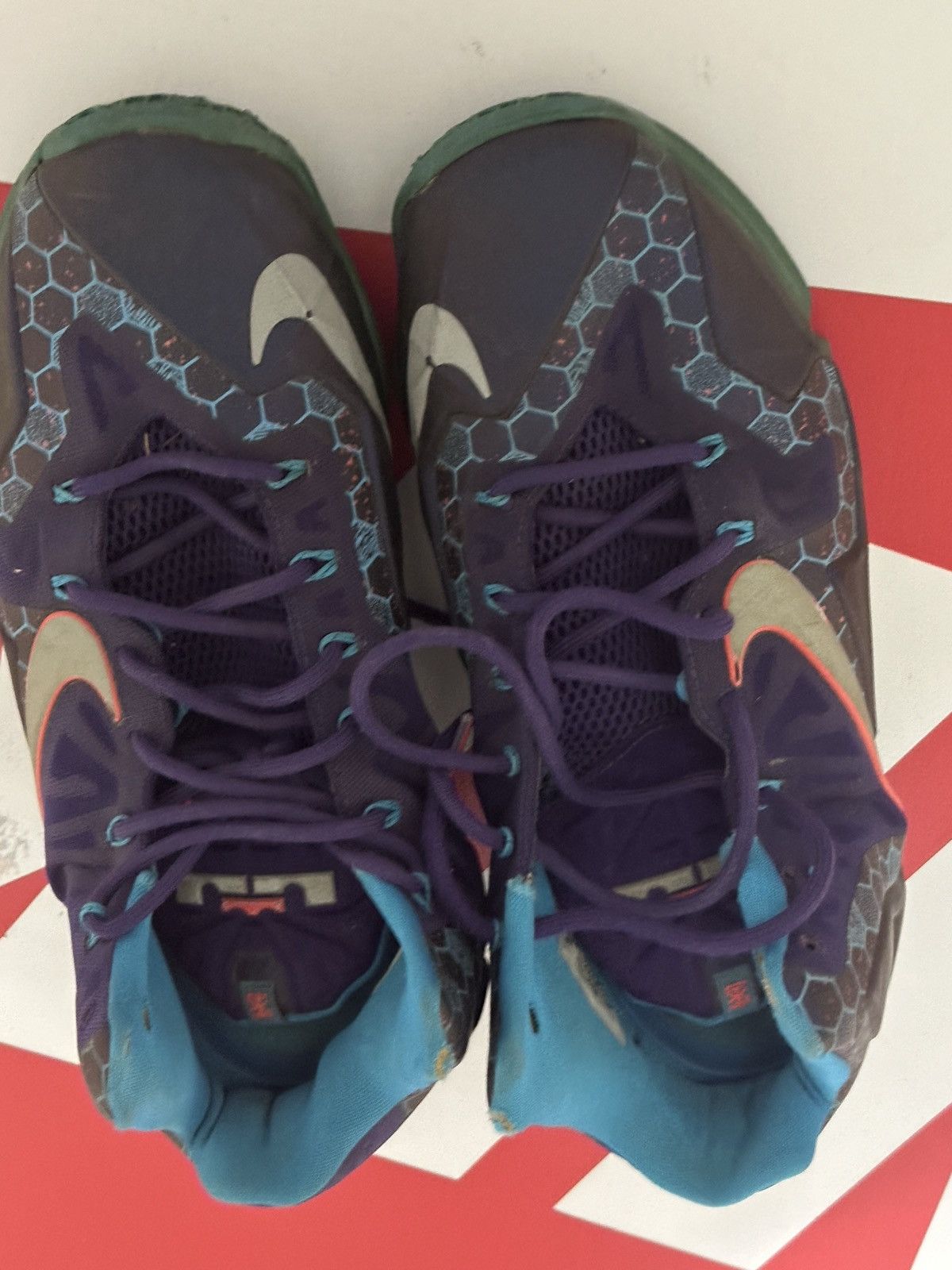 Nike Lebron 11 Hornet Size US 11 / EU 44 - 2 Thumbnail