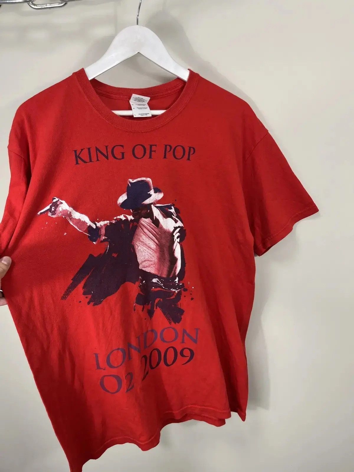 Band Tees × Michael Jackson × Vintage Vintage 2009 Michael Jackson King Of Pop Red Rare Tee Size US L / EU 52-54 / 3 - 4 Thumbnail