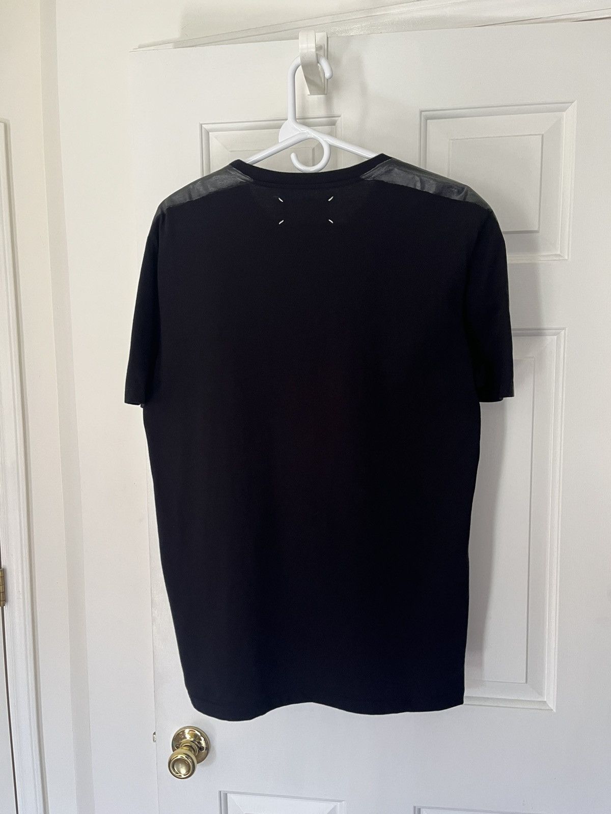 Maison Margiela Maison Margiela Painted Shoulder T-Shirt Black Size 50 Size US L / EU 52-54 / 3 - 2 Thumbnail
