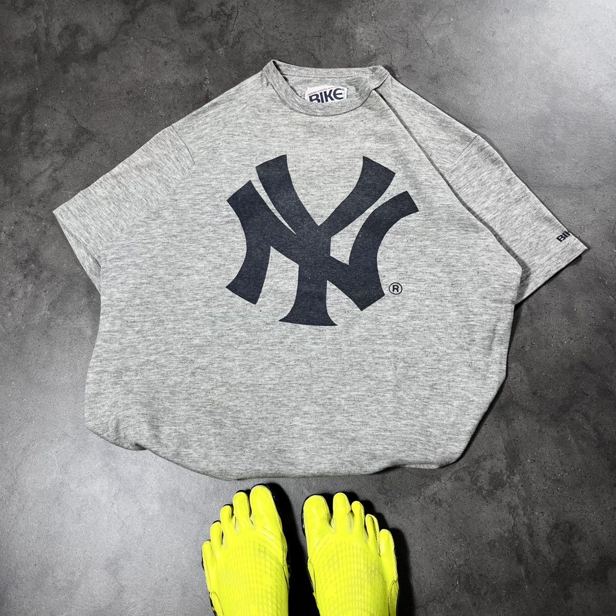 MLB Vintage 90s New York Yankees NY Bike Tshirt Tee Very Rare Size US L / EU 52-54 / 3 - 1 Thumbnail