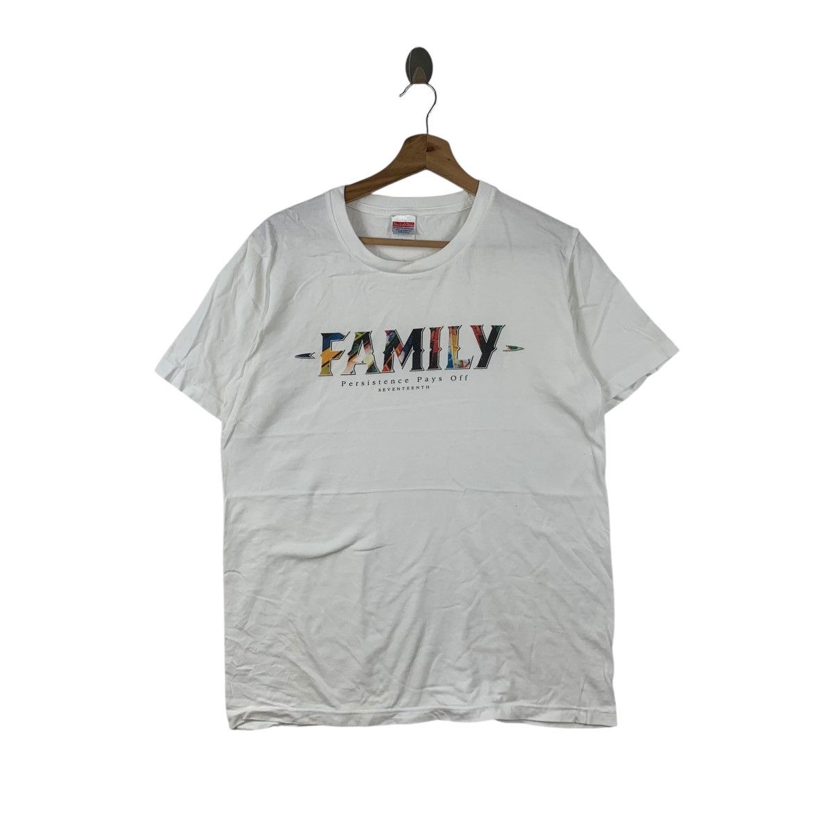Vintage SEVENTEEN KOREA IDOL Group Family Pay Off Tour Tee Shirt Size L / US 10 / IT 46 - 1 Thumbnail