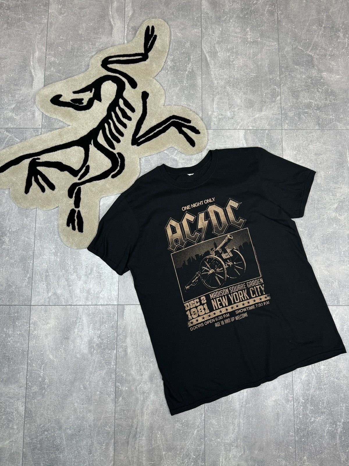 AC/DC × Band Tees × Vintage Mens Vintage AC/DC T-shirt rock band tee one night only Size US XL / EU 56 / 4 - 1 Thumbnail