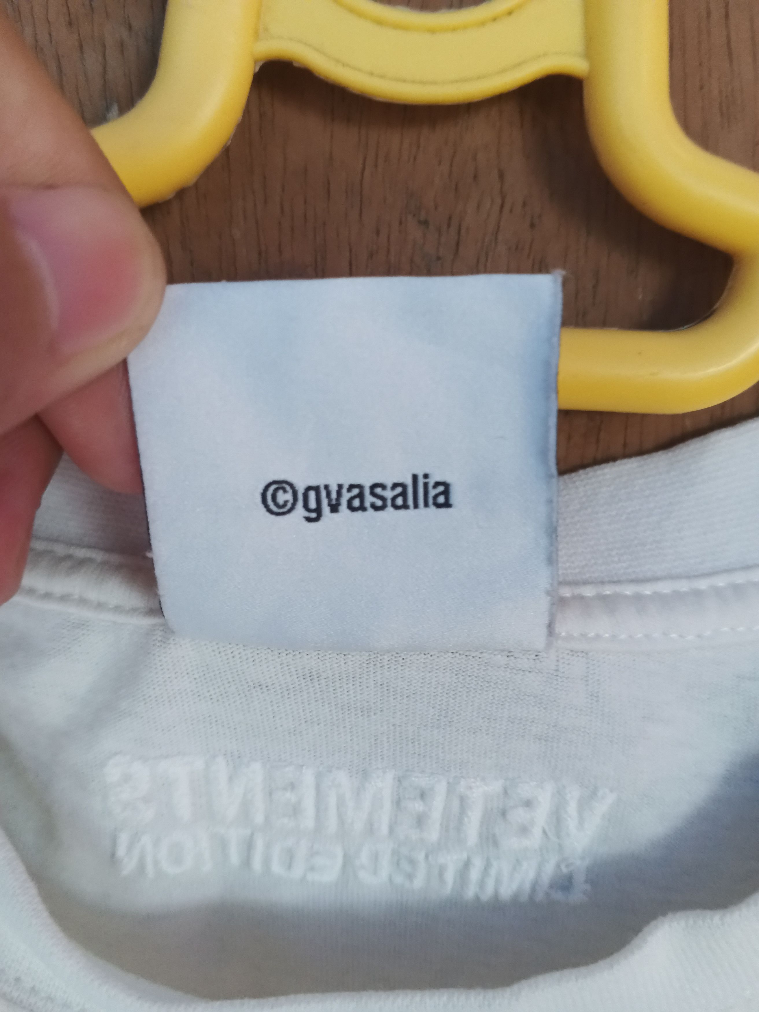 Vetements Vetements AW19 Love Is Us Logo Tee Shirt Size US XS / EU 42 / 0 - 4 Thumbnail
