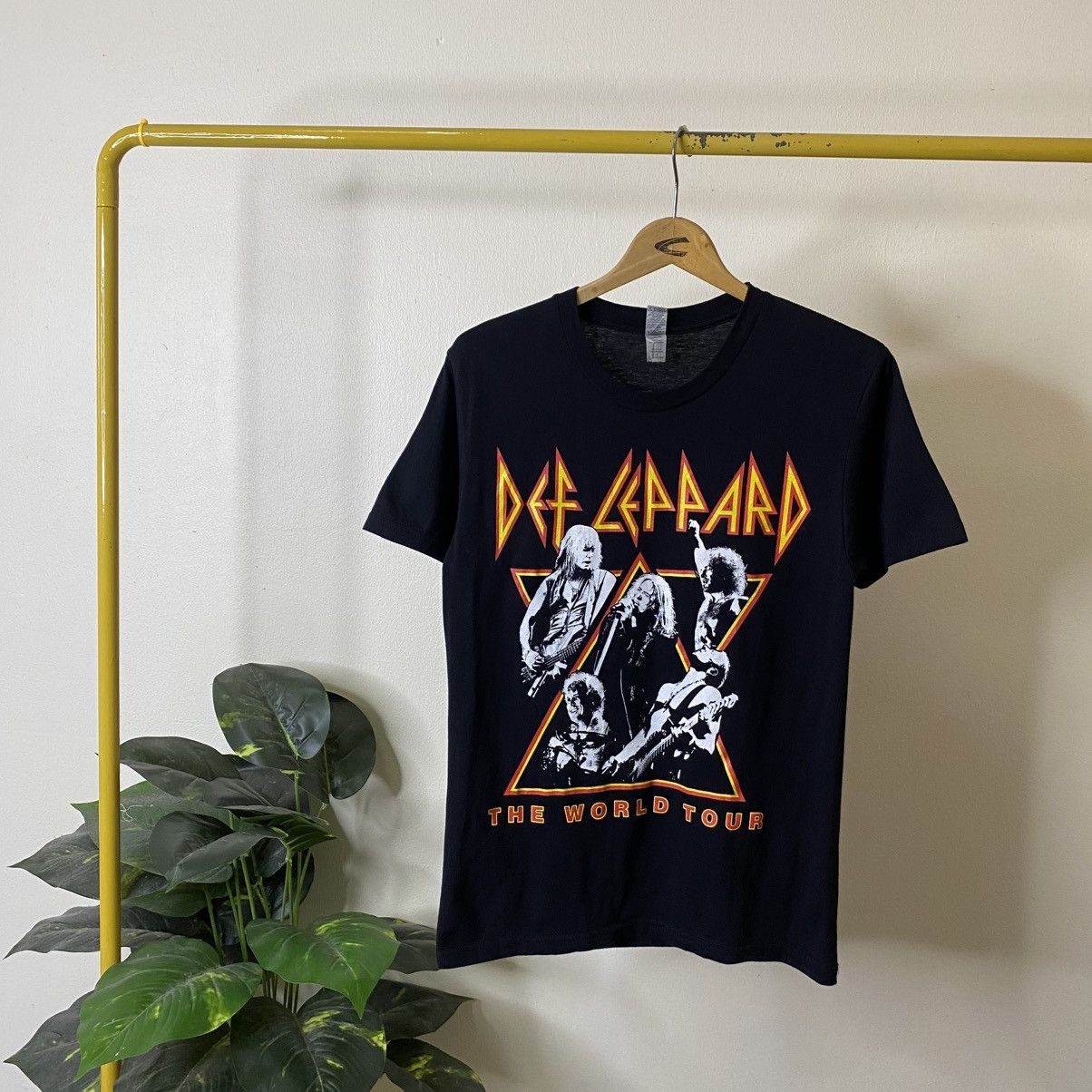 Band Tees Def Leppard Official Reissue Band Tee Size US S / EU 44-46 / 1 - 1 Thumbnail