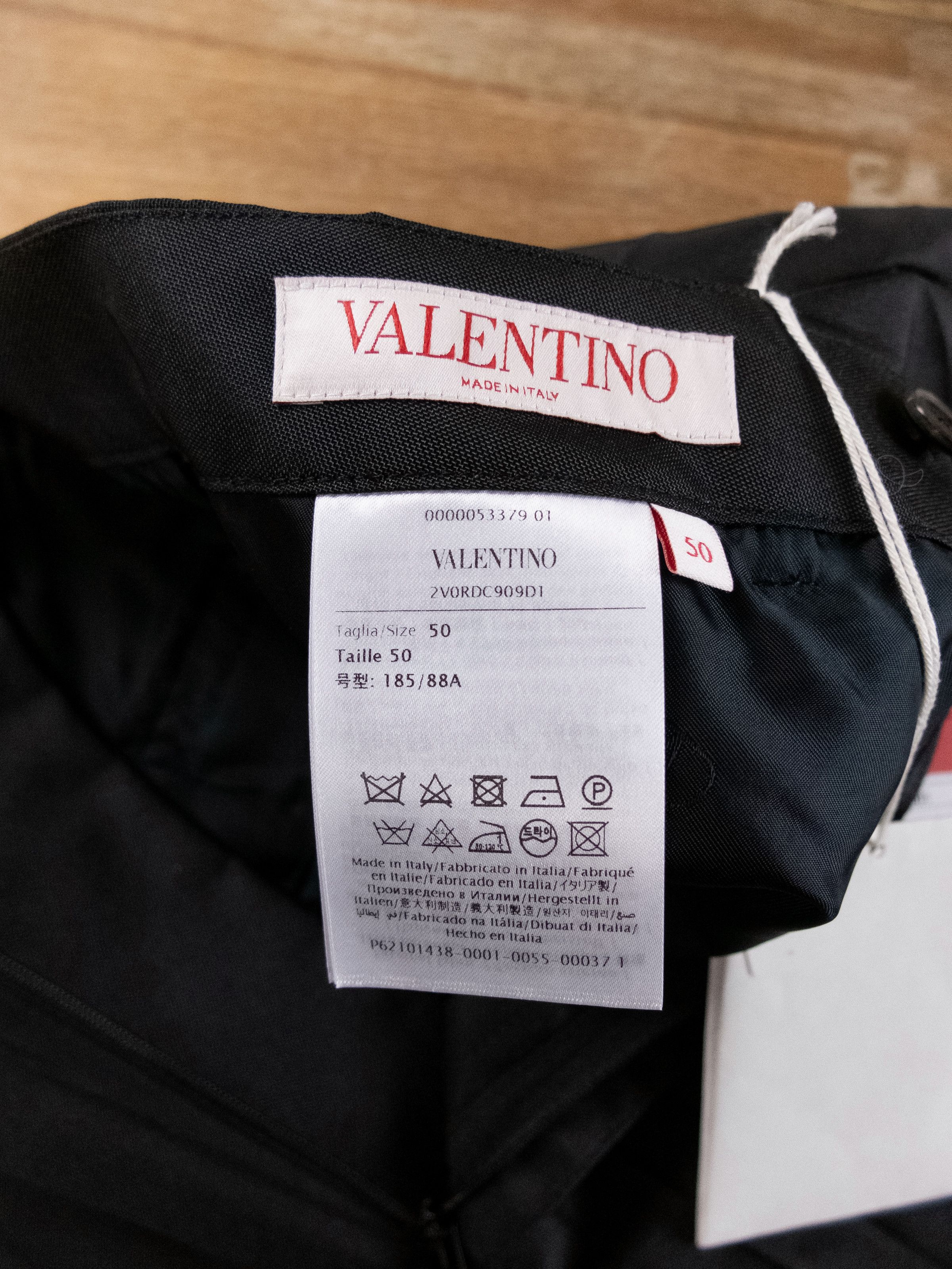 Valentino VALENTINO Garavani black pleated effect nylon bermuda shorts Size US 34 / EU 50 - 8 Thumbnail