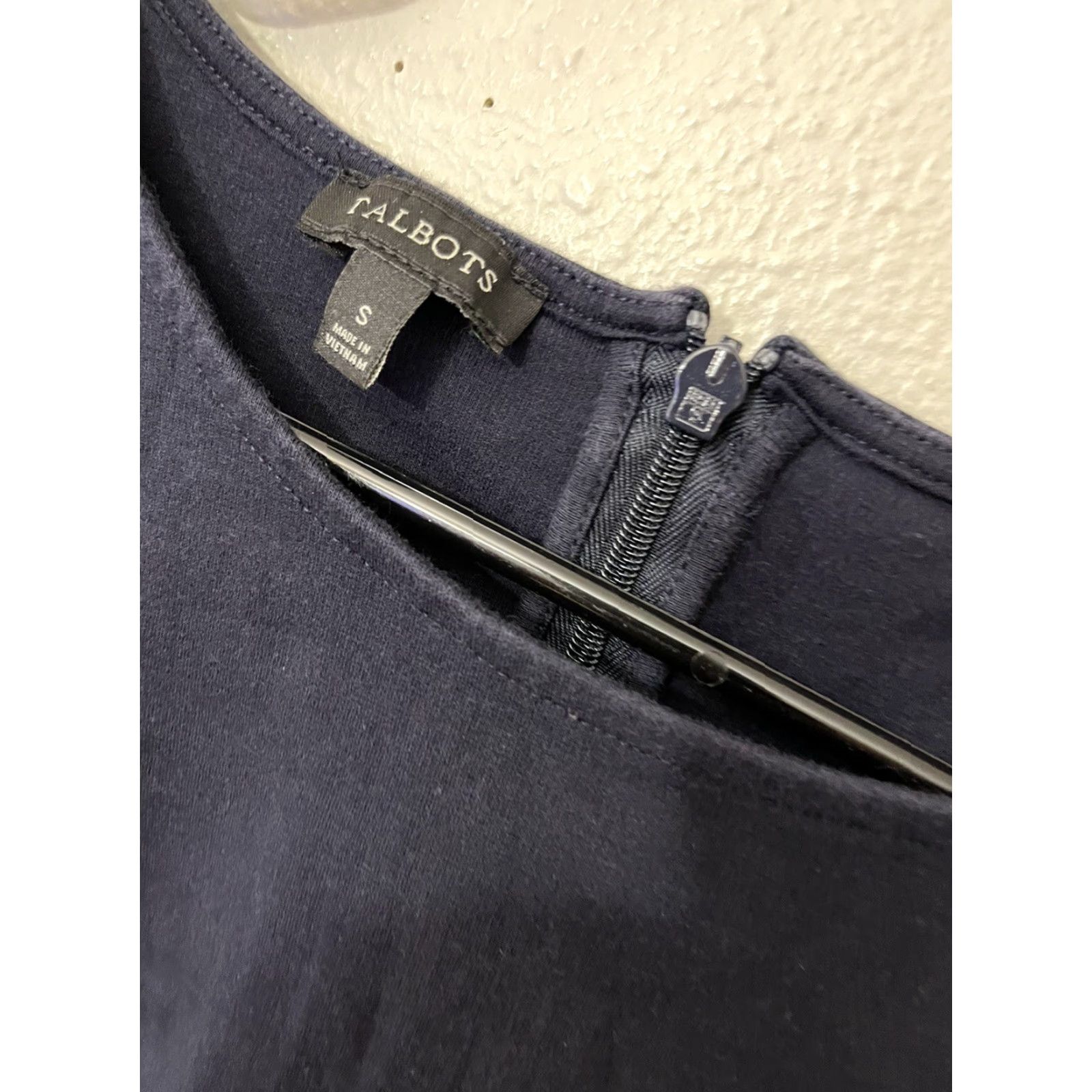 Talbots VINTAGE Talbots Blouse Women Small Navy Flutter Sleeve 3/4 Zip Back Round Neck 100% Cotton Ruffle Zipper Womens Size S / US 4 / IT 40 - 3 Thumbnail