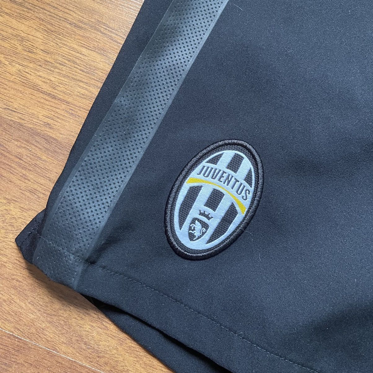Nike × Vintage JUVENTUS NIKE 2012/2013 FOOTBALL SOCCER AWAY SHORTS Size US 31 - 2 Thumbnail