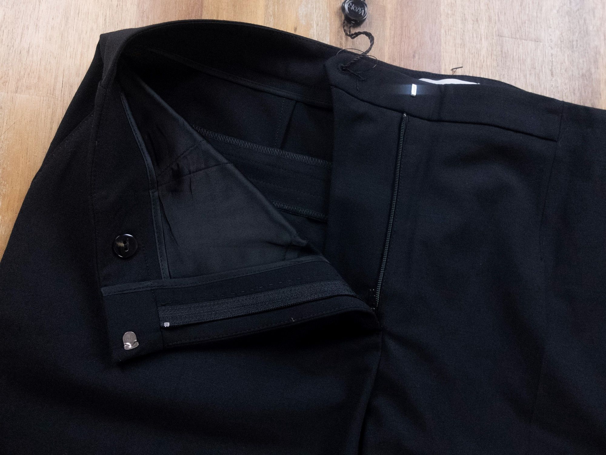 Viktor & Rolf VIKTOR & ROLF solid black wool wide leg dress pants 8 44 Size 30" / US 8 / IT 44 - 7 Thumbnail
