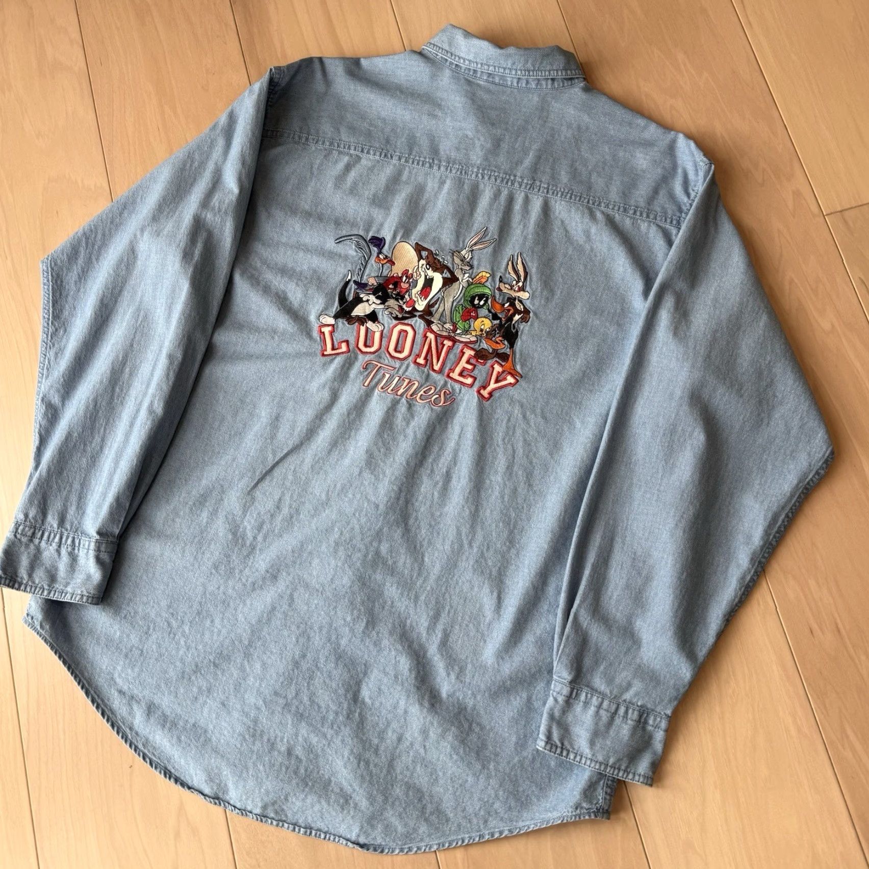 Vintage VINTAGE Looney Tunes Shirt M Blue Chambray Button Up 90s Warner Bros Cartoon Mens Medium Blue Chambray Button-Up Shirt Size US M / EU 48-50 / 2 - 8 Thumbnail