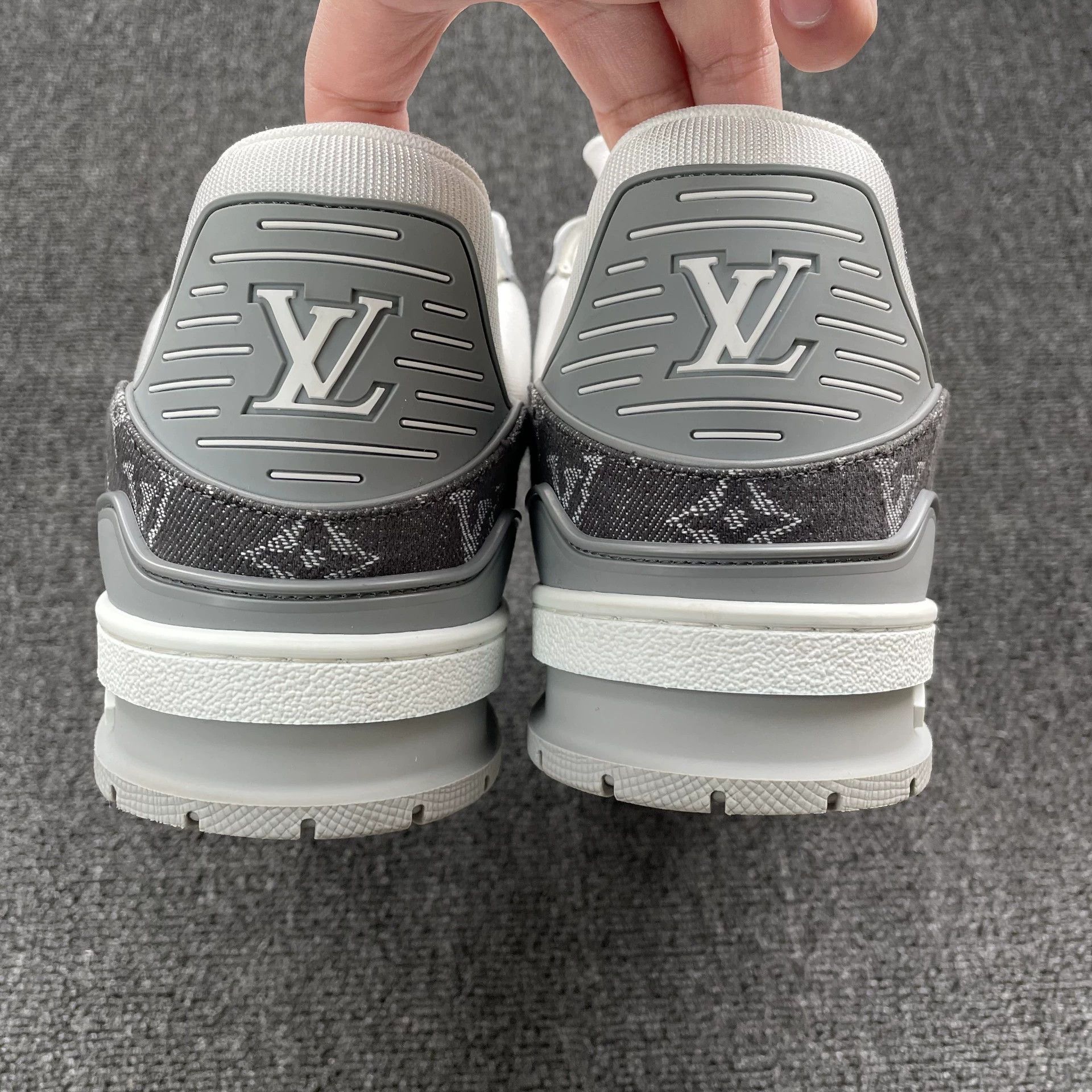 Louis Vuitton LV Trainer 99 new off-white unisex size 43 Size US 10 / EU 43 - 4 Thumbnail