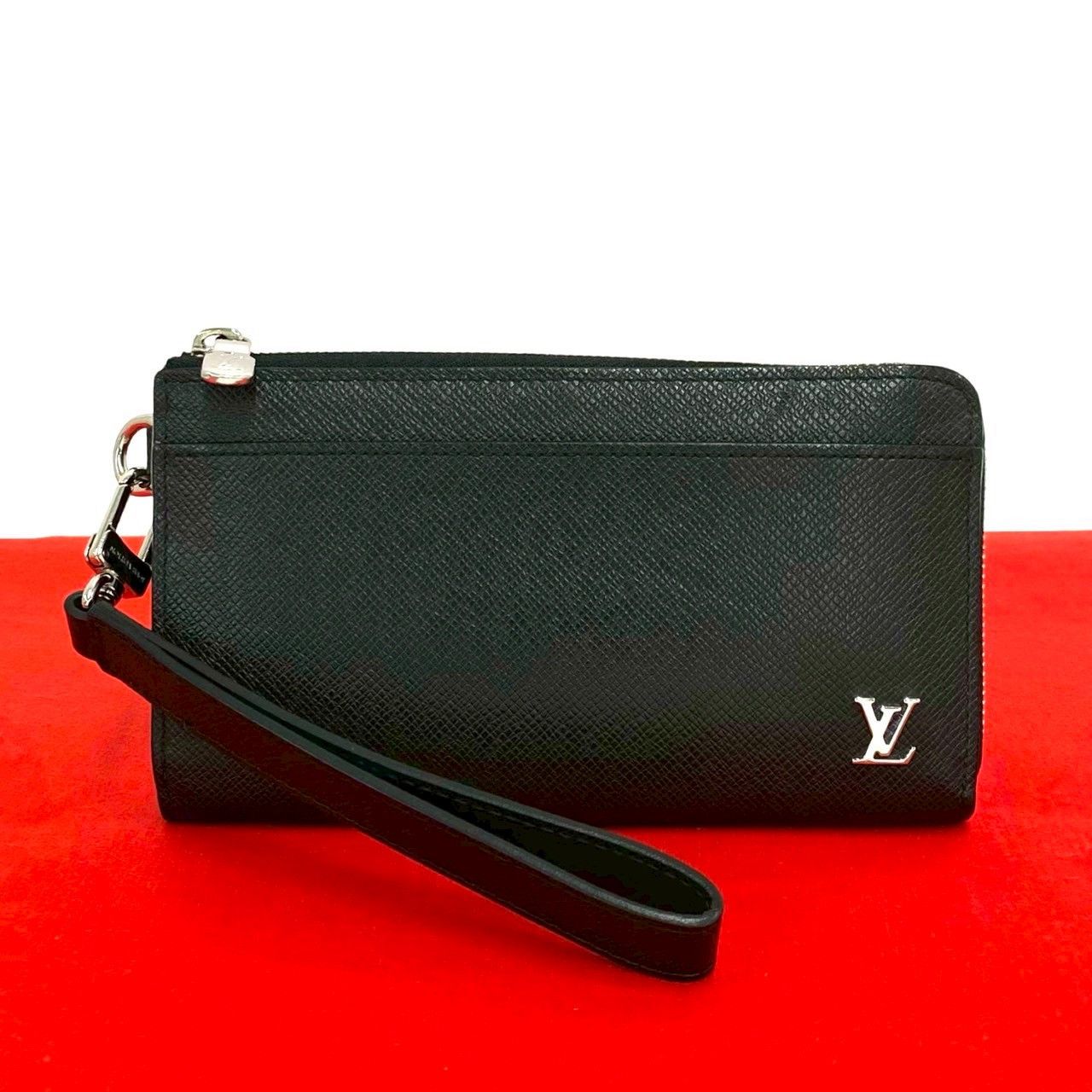 Louis Vuitton Louis Vuitton Louis Vuitton Zippy Dragonne Taiga Long Wallet Leather Long Wallet DUTY FREE for USA Size ONE SIZE - 1 Thumbnail