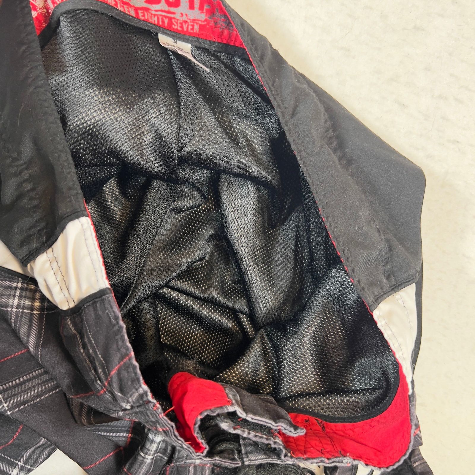 Aeropostale Aeropostale 1987 Swim Trunks Men 34W Black Red Plaid Pocket Size US 34 / EU 50 - 16 Thumbnail