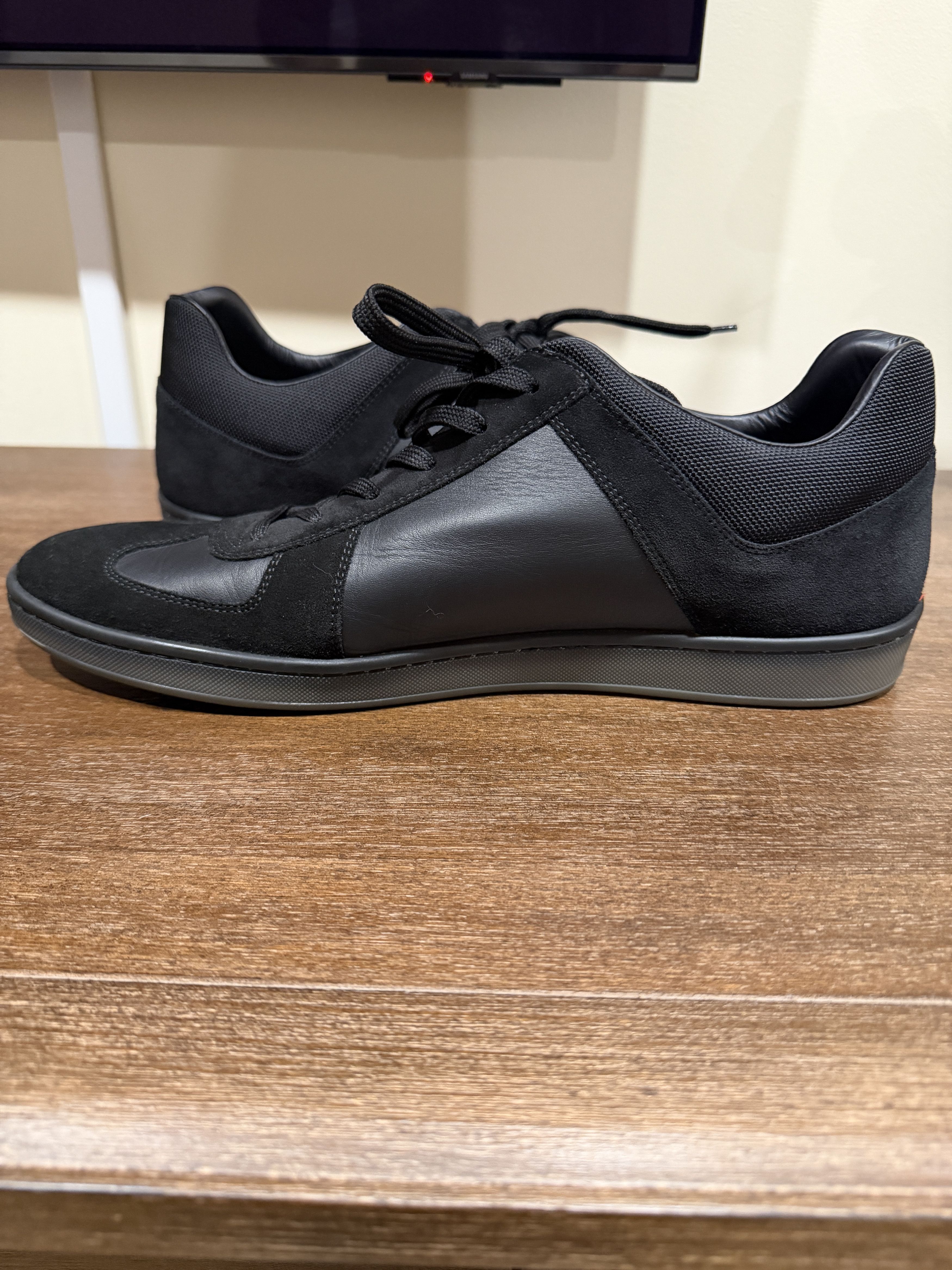 Louis Vuitton Louis Vuitton Low Top Black Sneakers Size Lv 10 Size US 10 / EU 43 - 10 Thumbnail