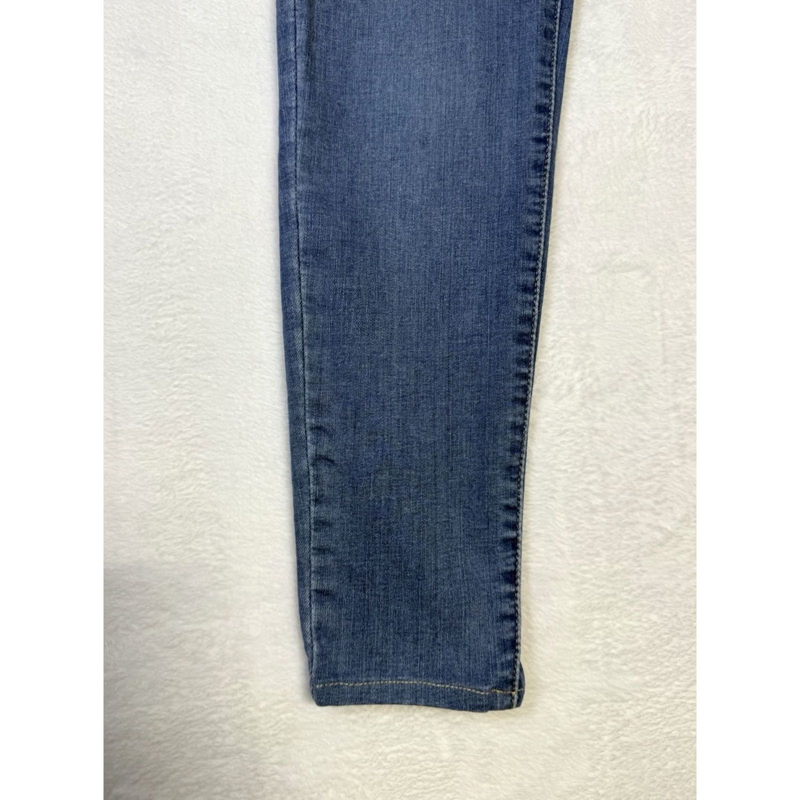 Levi's VINTAGE? No. Levi's Jeans Women Slim Zip Button Denim Blue 28x30 Mile High High Rise 28 IN inseam 28.5in 90s? Size 28" / US 6 / IT 42 - 4 Thumbnail