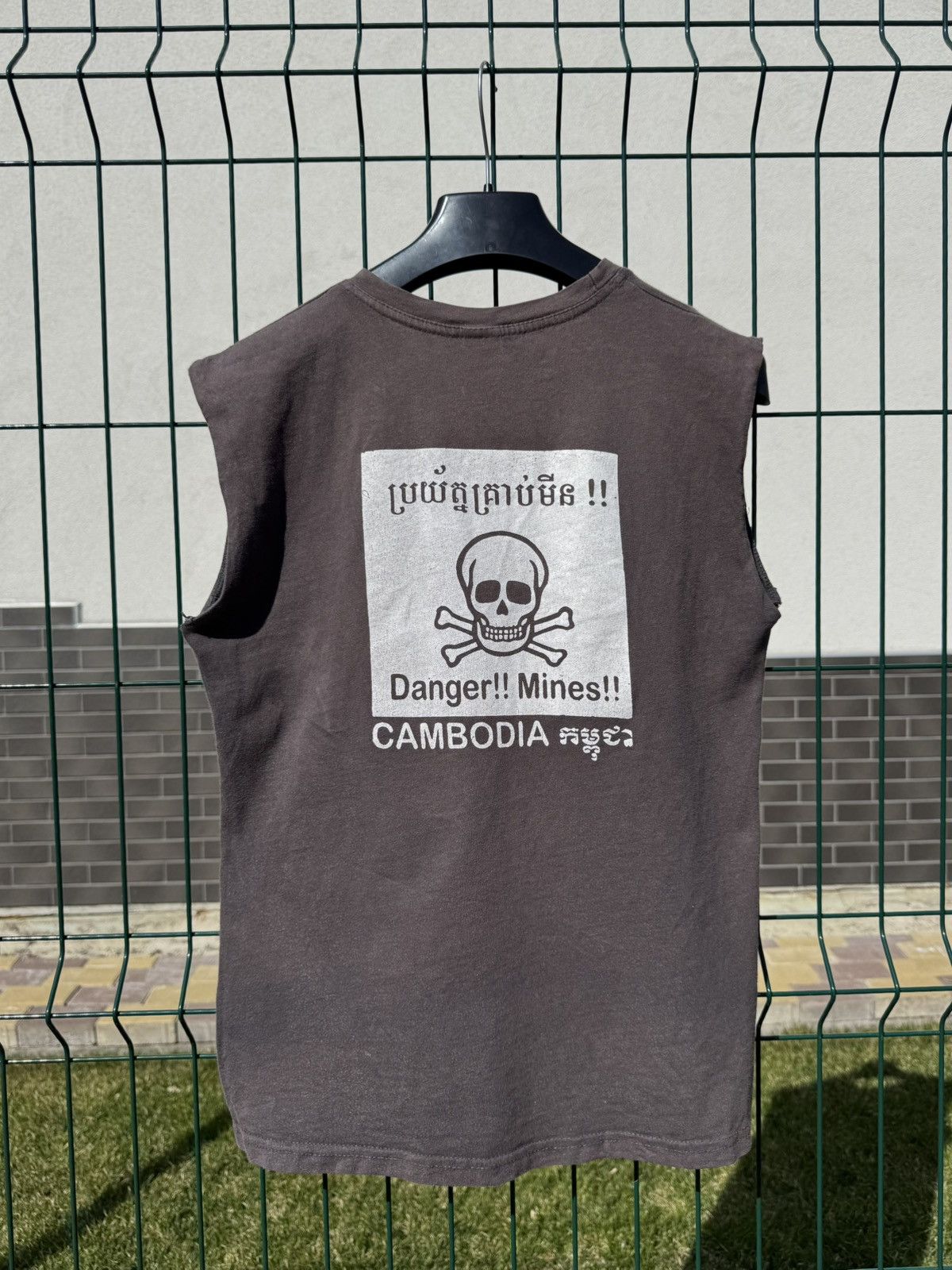 Vintage Vintage 90s CAMBODIA Danger Mines Landmines Sleeveless Tee Size US M / EU 48-50 / 2 - 1 Thumbnail