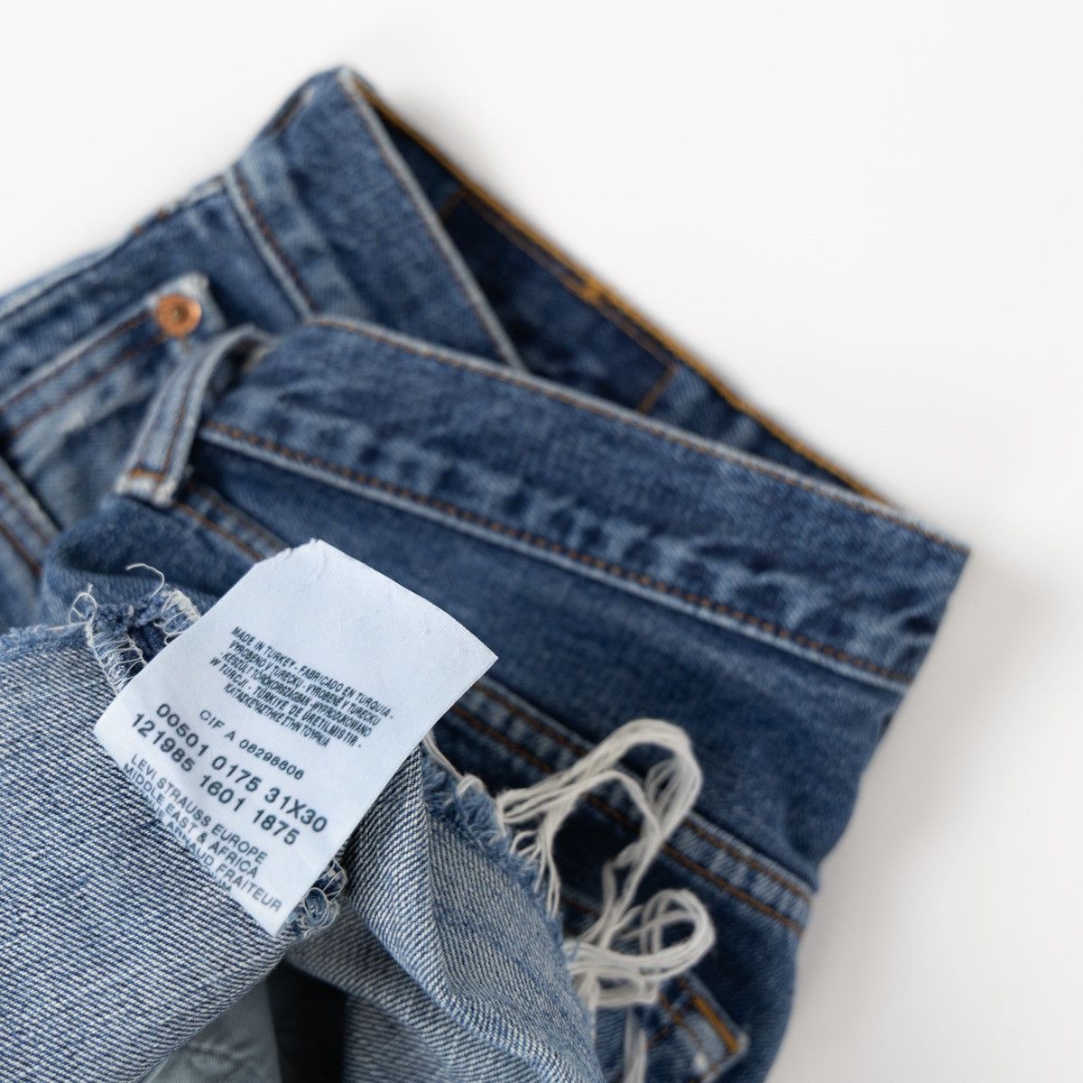 Levi's Levis 501 Womens Blue Denim Shorts Button Fly Frayed Raw Size 30" / US 8 / IT 44 - 7 Thumbnail