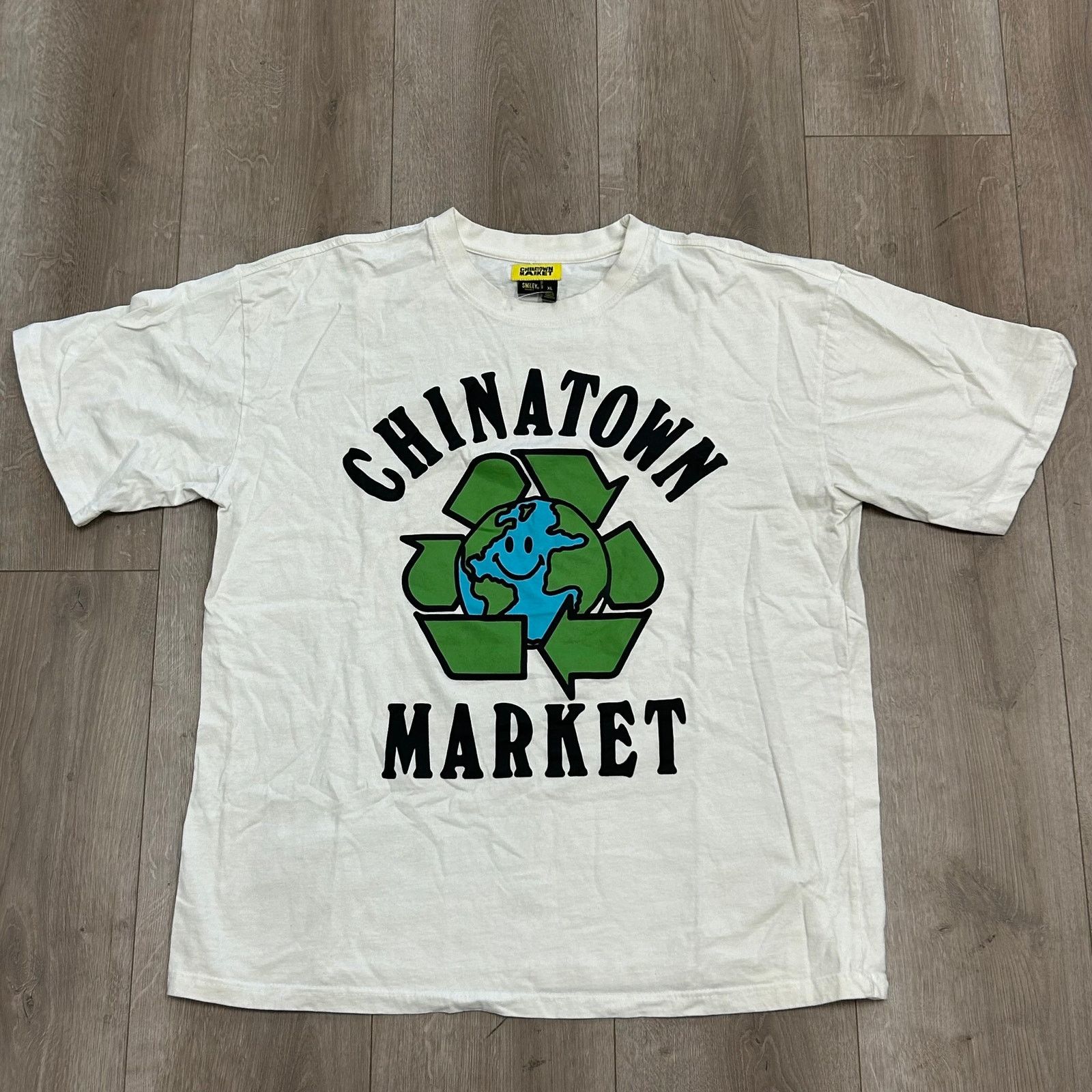 Market Chinatown Market SMILEY Recycle Global Tee T Shirt size XL Size US XL / EU 56 / 4 - 1 Thumbnail