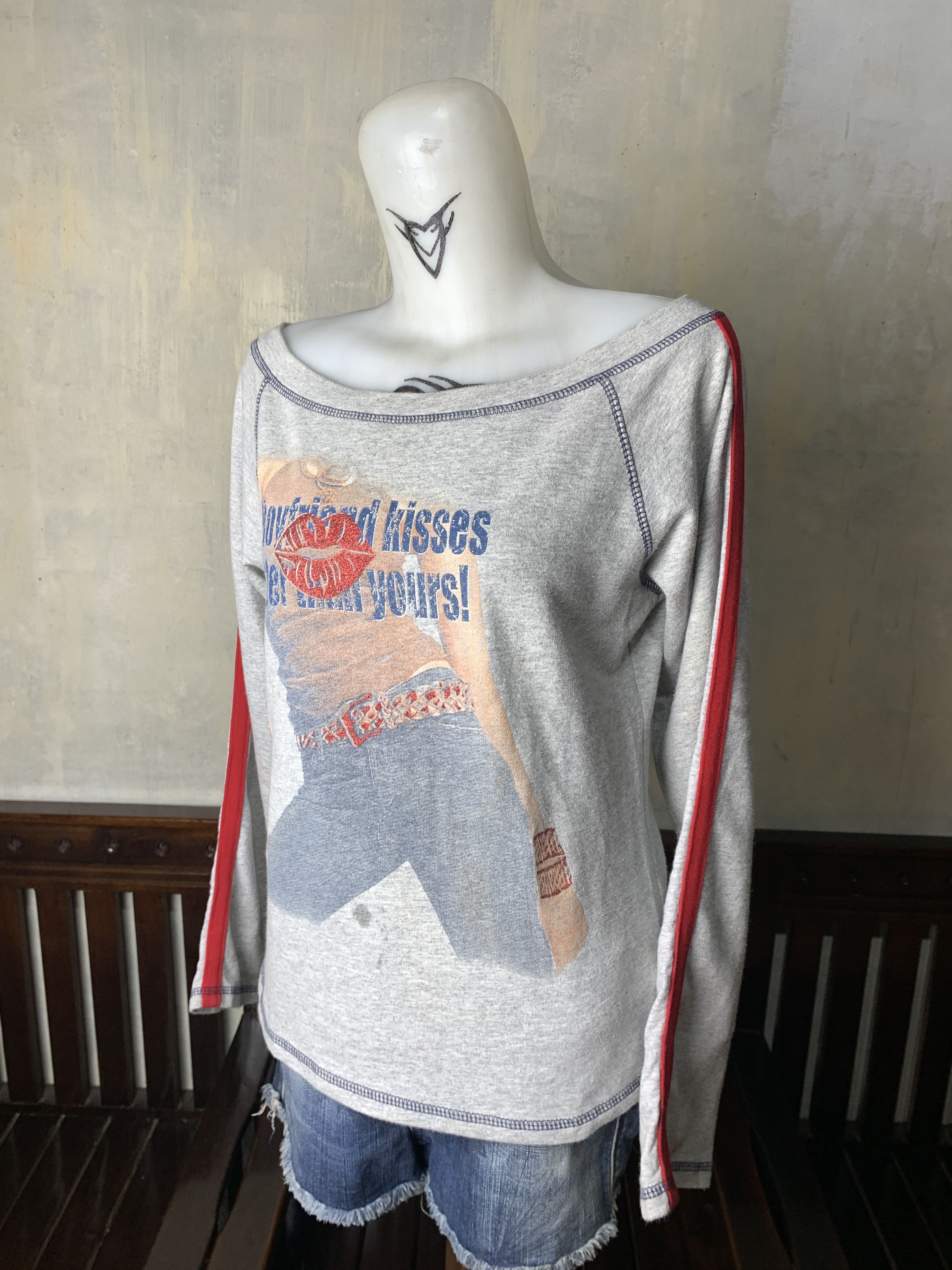 Japanese Brand YagiUSA Gray Quotes Graphic Off-shoulders Tee (M) Size M / US 6-8 / IT 42-44 - 2 Thumbnail