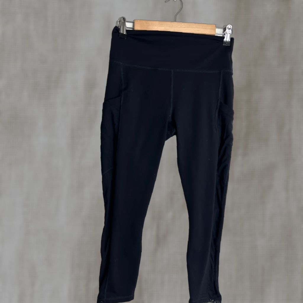 Fabletics Fabletics Powerhold Leggings Capri Black 26x22 Women's Size 26" / US 2 / IT 38 - 1 Thumbnail