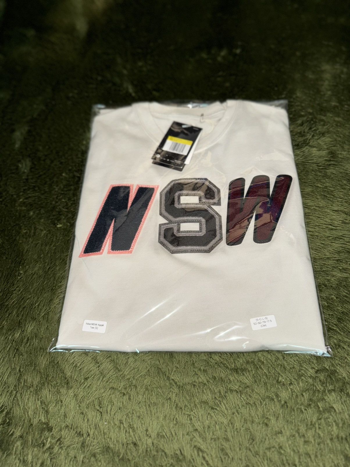 Nike [S] Nike NSW Appliqué Patch Soft Touch T-Shirt Size US S / EU 44-46 / 1 - 11 Thumbnail