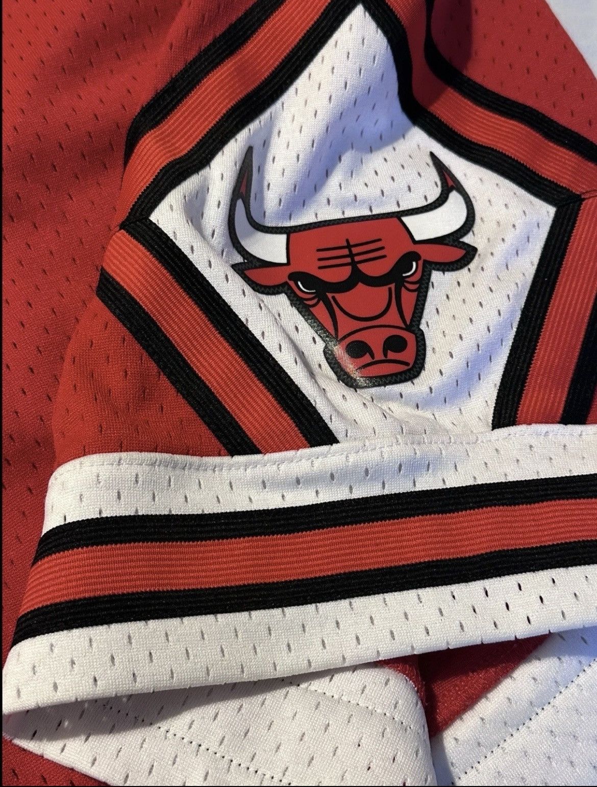 Mitchell & Ness Mitchell & Ness NBA Chicago Bulls Varsity Red Shorts Size US 31 - 4 Thumbnail