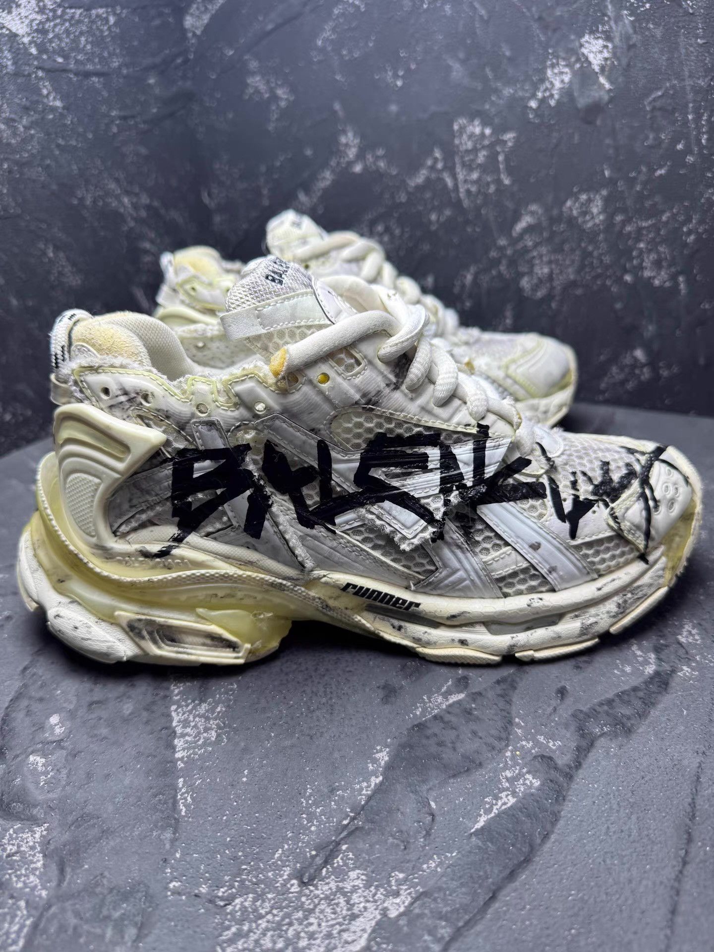 Balenciaga Balenciaga Runner Black & White Graffiti Distressed Q10 Size US 5 / EU 37 - 6 Thumbnail