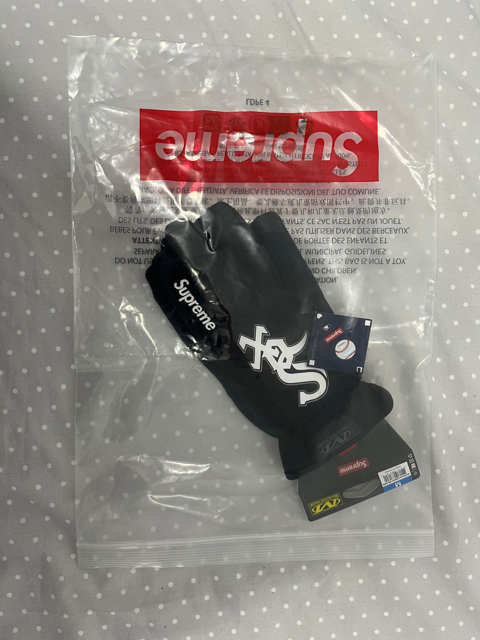 Supreme Supreme Mechanix FastFit MLB Team Gloves Black White Sox