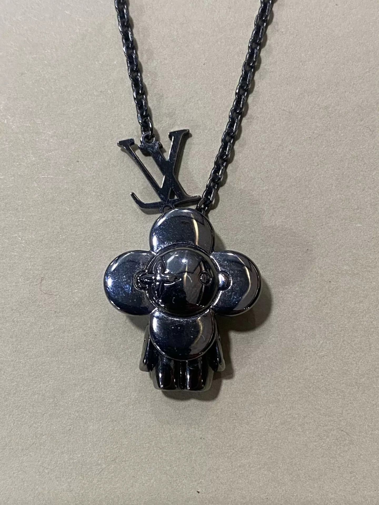 Louis Vuitton LV 98 New Silver Pendant Necklace Size ONE SIZE - 3 Thumbnail