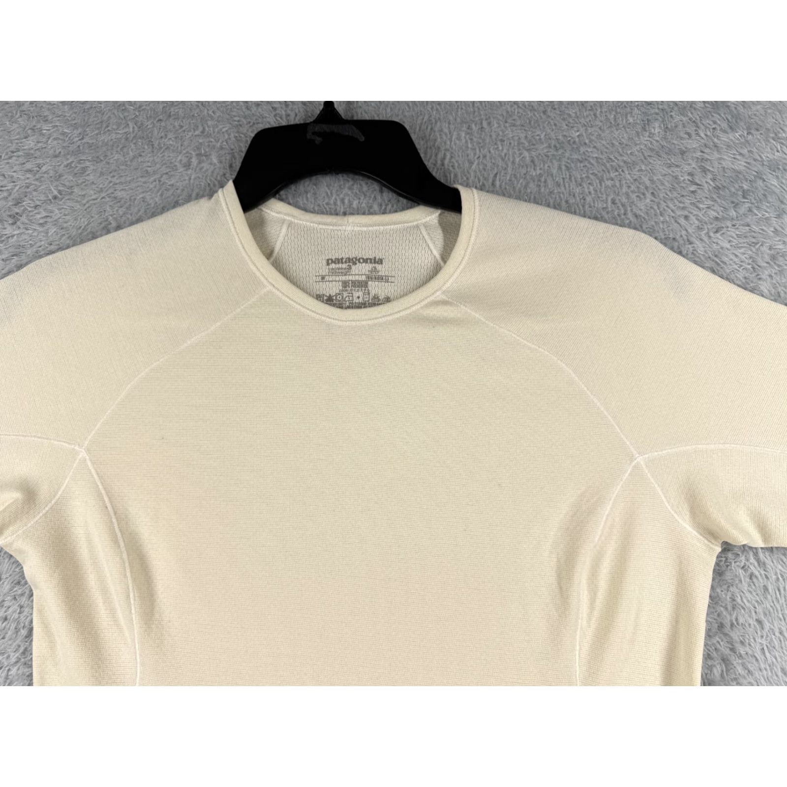 Patagonia Patagonia Shirt Womens Medium Yellow Capilene 3 Midweight Crew Long Sleeve Poly Shirt Womens Medium Yellow Capilene 3 Midweight Crew Long Sleeve Poly Size M / US 6-8 / IT 42-44 - 4 Thumbnail