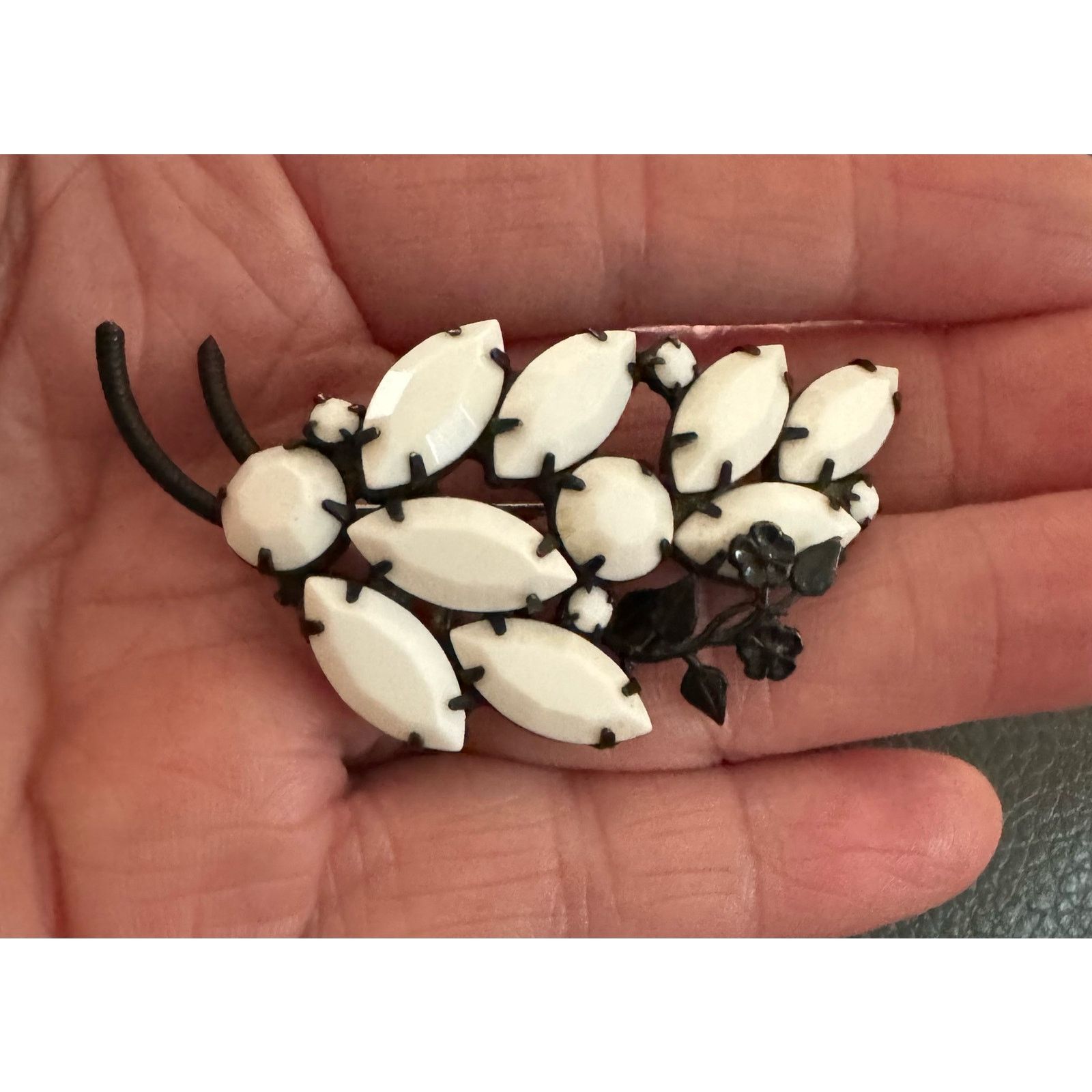 Other Vintage Milkglass Floral Brooch Size ONE SIZE - 3 Thumbnail