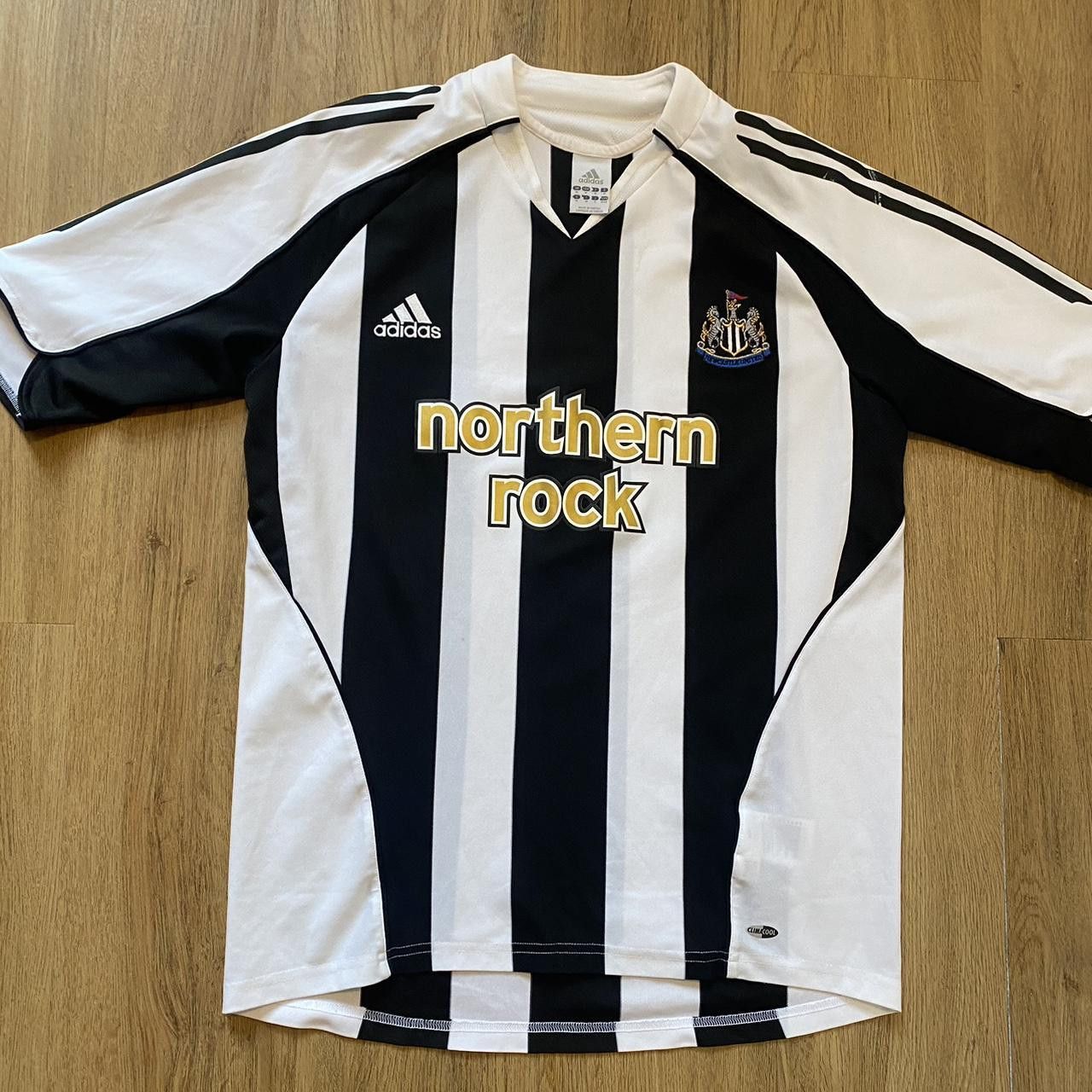 (送料込) Newcastle United 黒 northern rock Adidas Jersey Newcastle Northern Rock Black Striped Size S