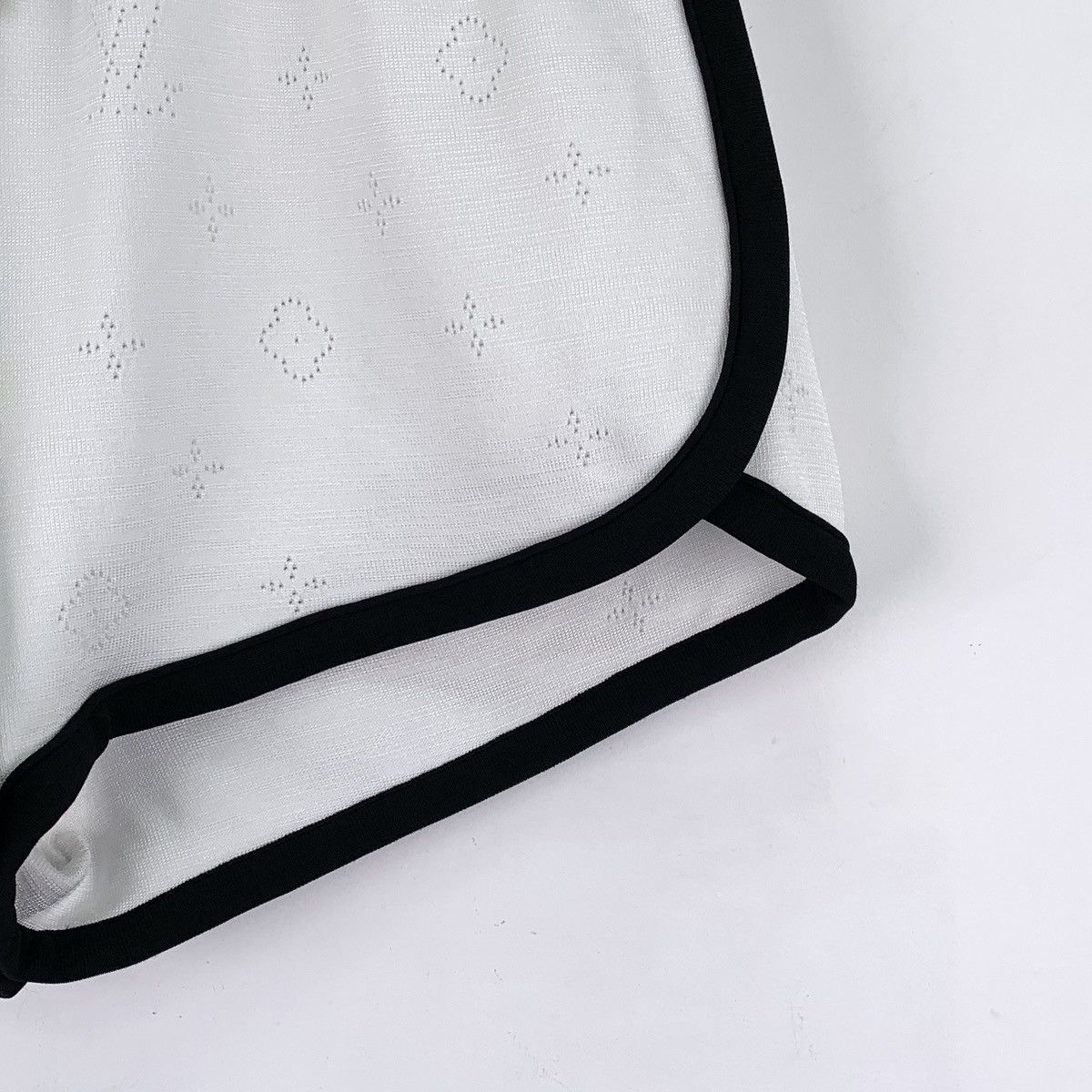 Louis Vuitton Louis Vuitton 22SS White Monogram Casual Shorts K26WX Size 26" / US 2 / IT 38 - 4 Thumbnail