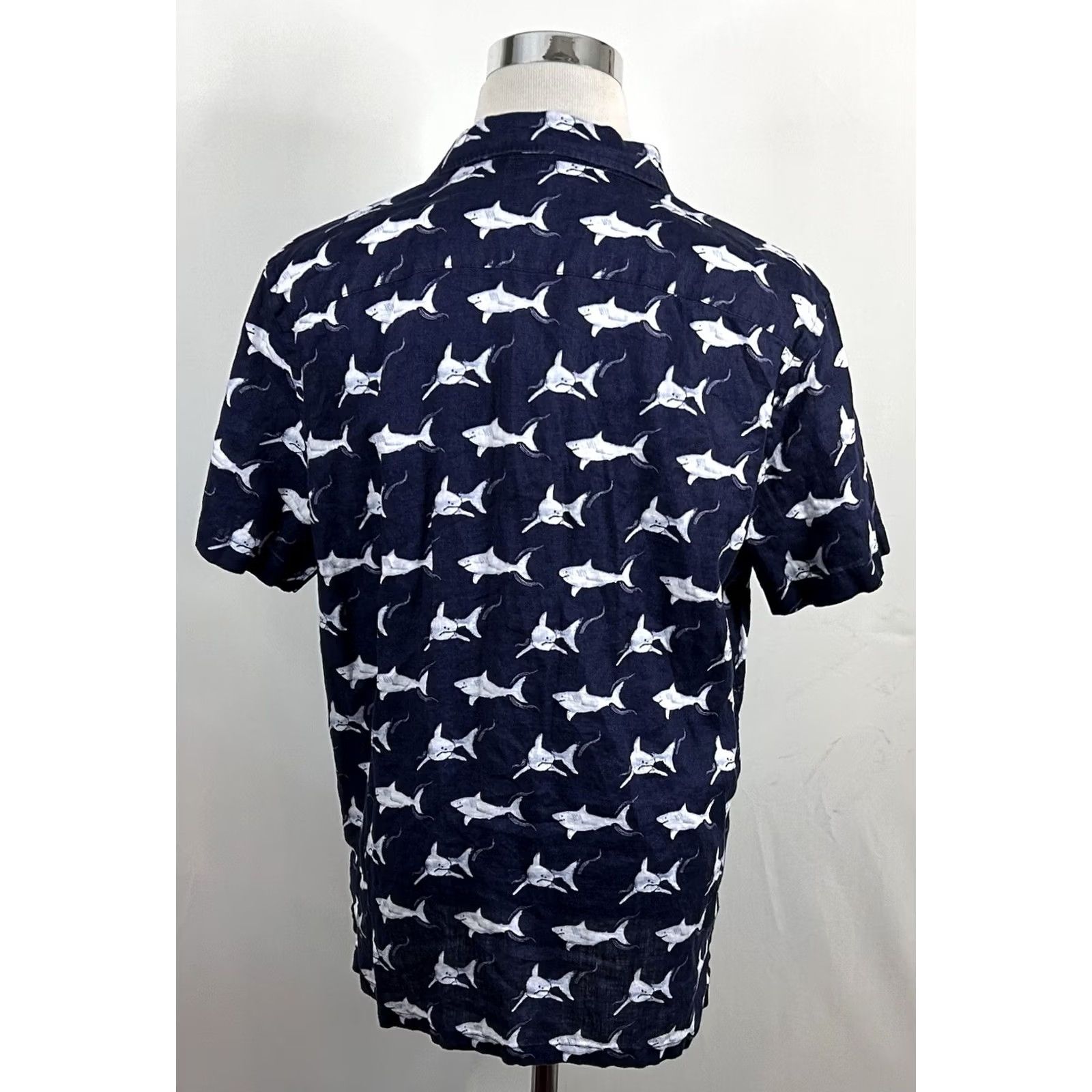 UNTUCKit UNTUCKit x David Hart XL Slim Fit Shirt 100% Linen Sharks Allover Short Sleeve Blue Linen Button-Up Mens Regular XS? Wait - No. Size US XL / EU 56 / 4 - 4 Thumbnail