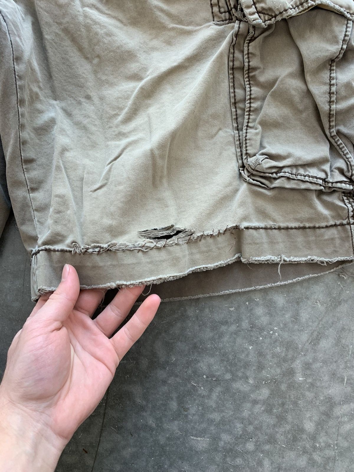 Vintage Vintage Y2K Thrashed Faded Brown Cargo Shorts Size US 32 / EU 48 - 3 Thumbnail