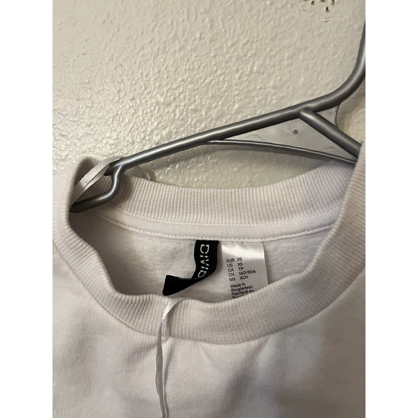 H&M H&M Divided Women's White W/ Stripe Crew Neck Pullover Sweatshirt XS Size White Casual Pullover Women XS White Vintage? Size XS / US 0-2 / IT 36-38 - 2 Thumbnail