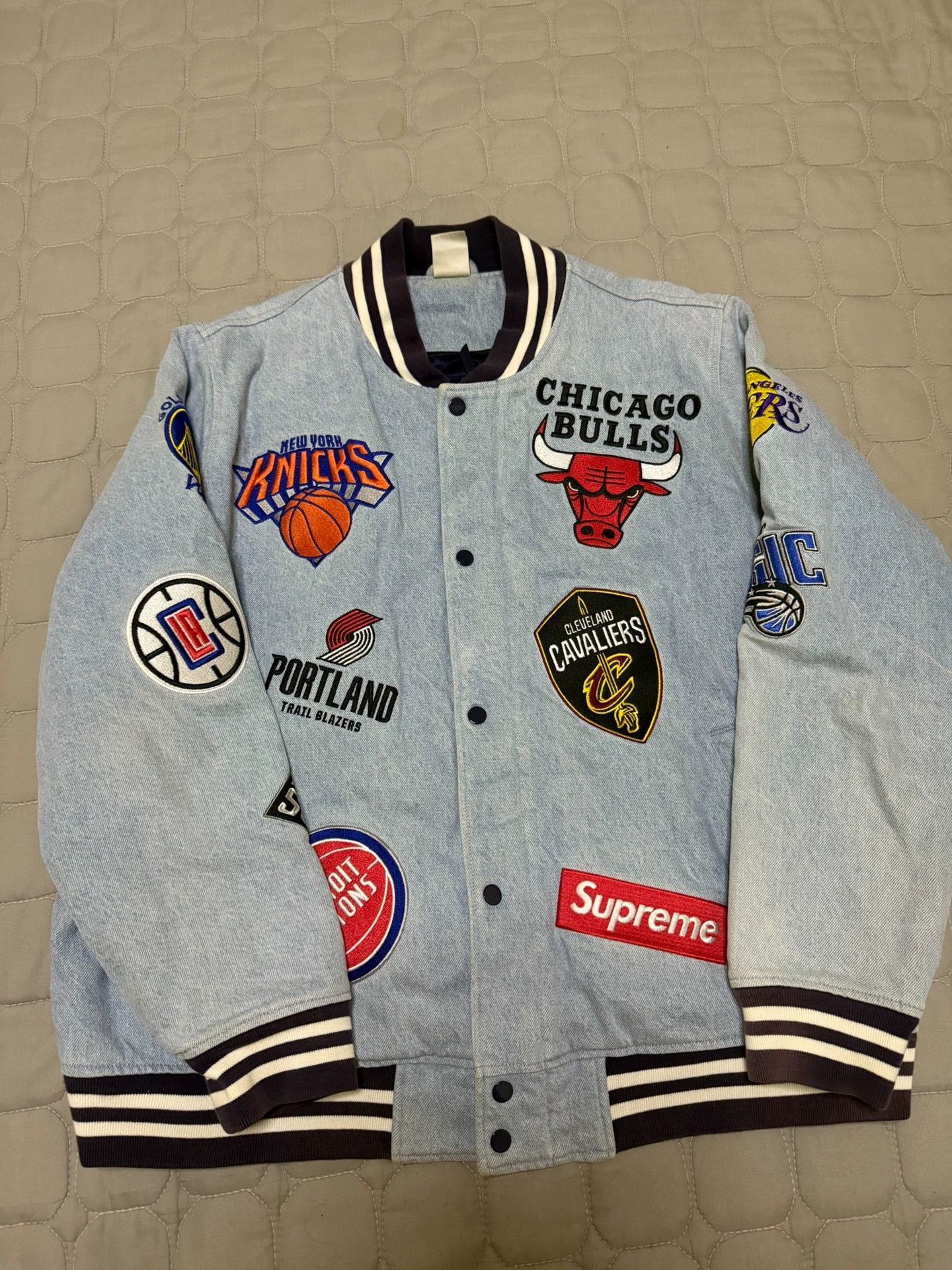 Supreme Supreme NBA Badge Denim Blue Bomber XL Rare Size Size US XL / EU 56 / 4 - 1 Thumbnail