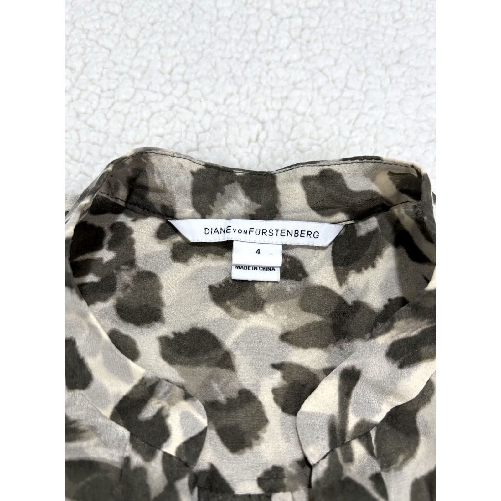 Diane von Furstenberg Diane von Furstenberg Button-Up Shirt Womens Size 4 Silk Leopard Cheetah Collared Long Sleeve Green Dressy Basic All Seasons Classic Designer Size S / US 4 / IT 40 - 3 Thumbnail