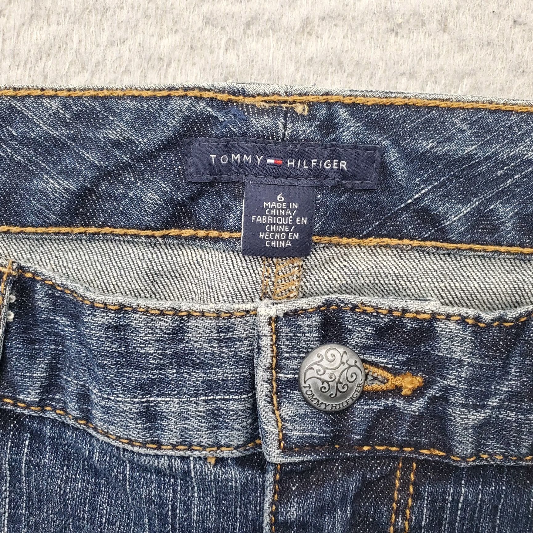 Tommy Hilfiger Tommy Hilfiger Capri Jeans Women 6 Blue Denim Whiskered Medium Wash Straight Leg jeans Women 6 Blue Denim Capri Whiskered Medium Wash Straight Leg Size 28" / US 6 / IT 42 - 7 Thumbnail