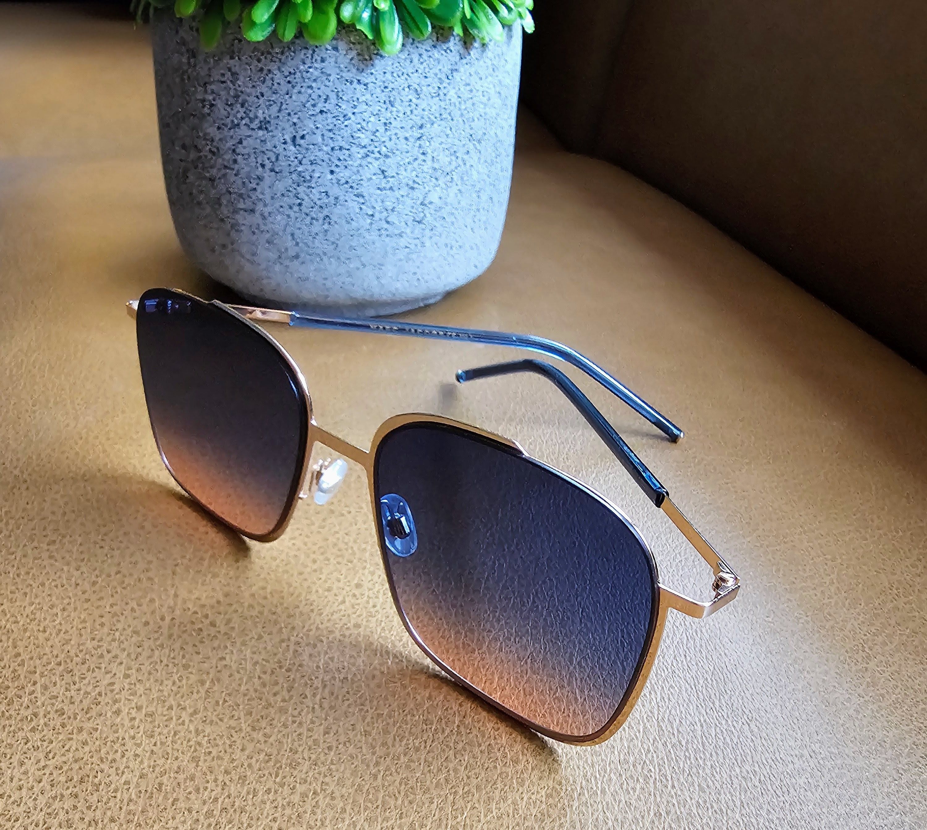 Marc Jacobs Marc Jacobs Square, Gold Metal Frame, Gradiant Lenses. Rare. Size ONE SIZE - 3 Thumbnail