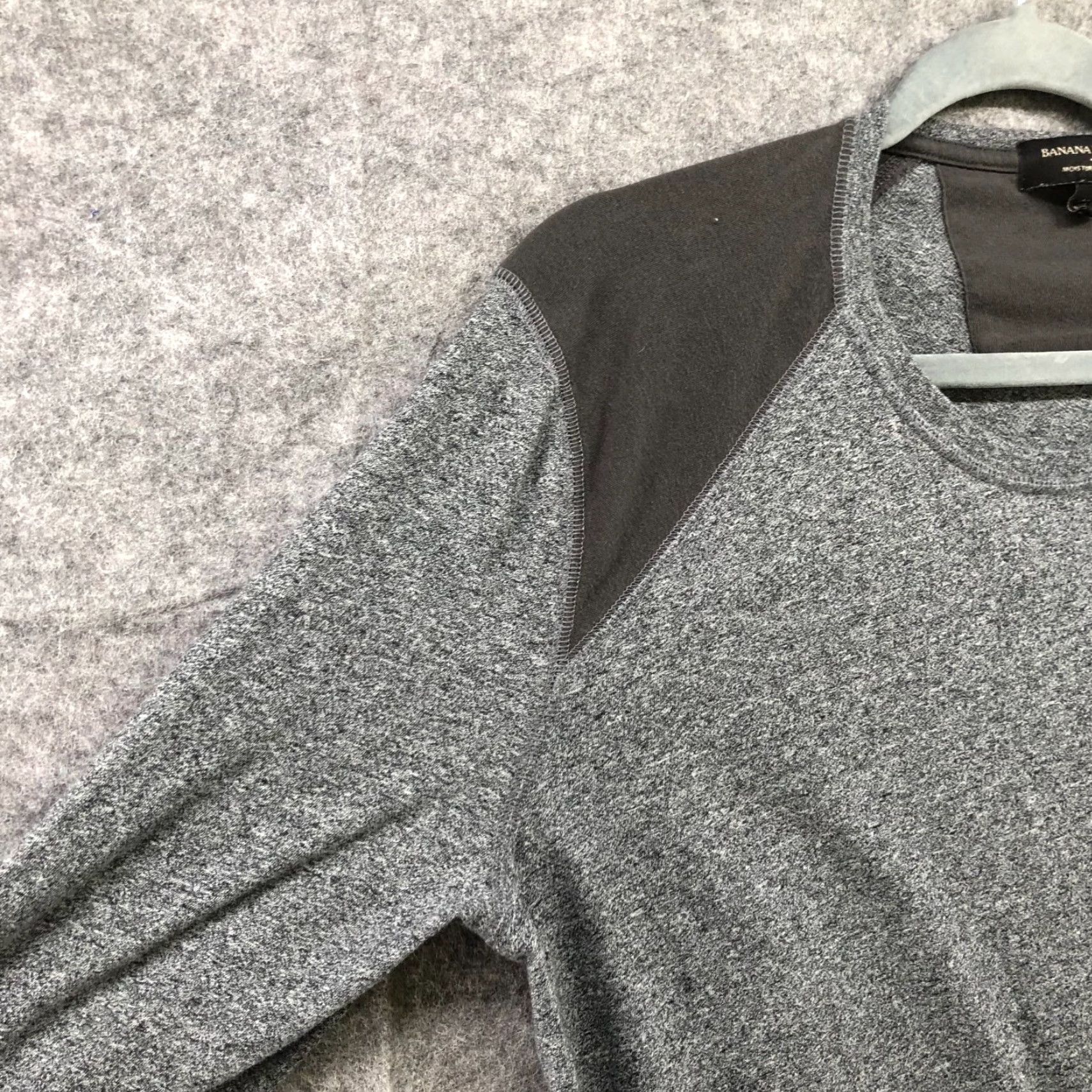 Banana Republic VINTAGE Banana Republic Mens Long Sleeve T Shirt Regular Fit Gray Moisture Wicking Crew Neck Active 90s Size US M / EU 48-50 / 2 - 5 Thumbnail