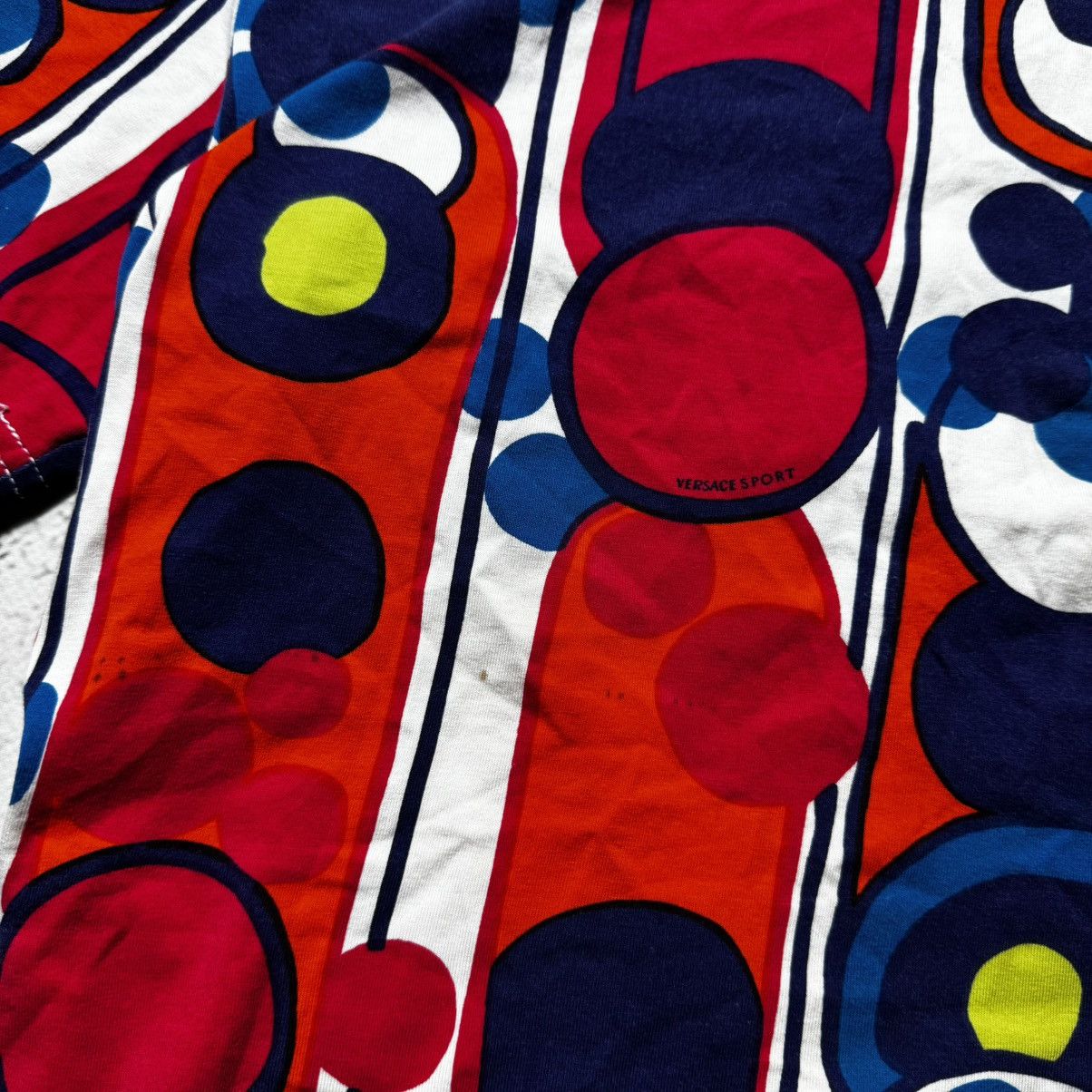 Versace vintage 90s versace t shiet wit abstract print Size XL / US 12-14 / IT 48-50 - 7 Thumbnail