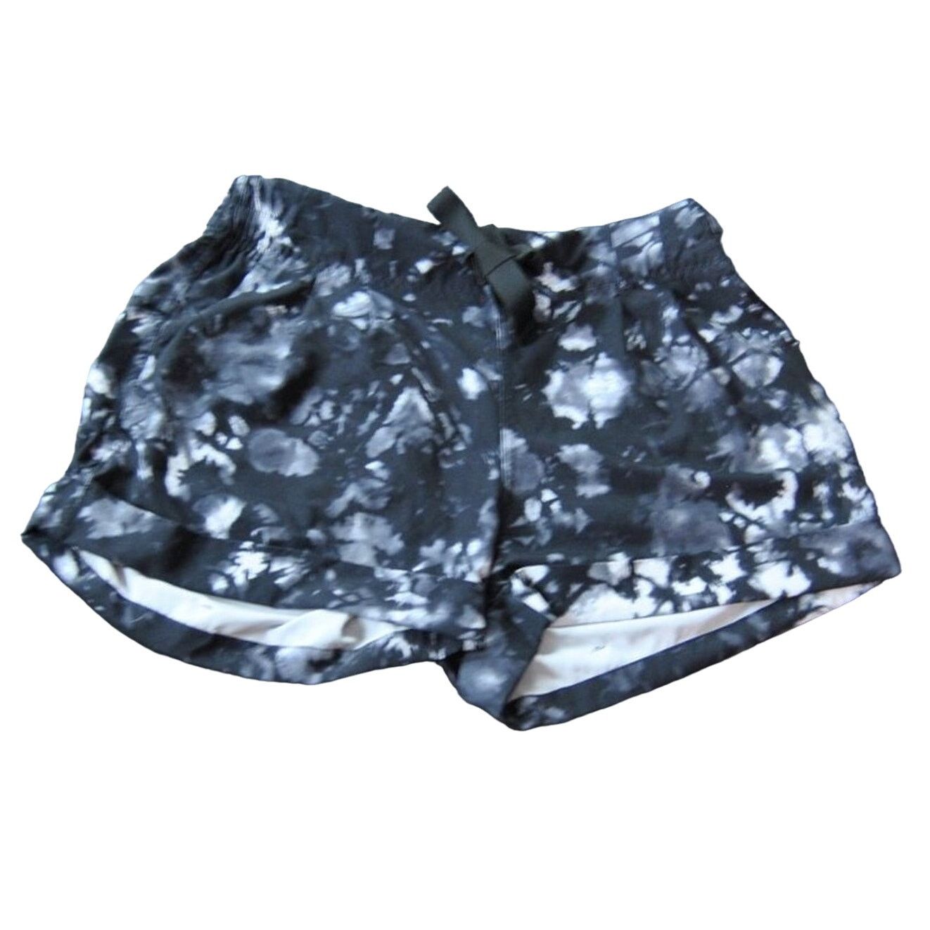 Lululemon Lululemon Shorts Size 6 Black White Gray Camo Size 28" / US 6 / IT 42 - 1 Thumbnail
