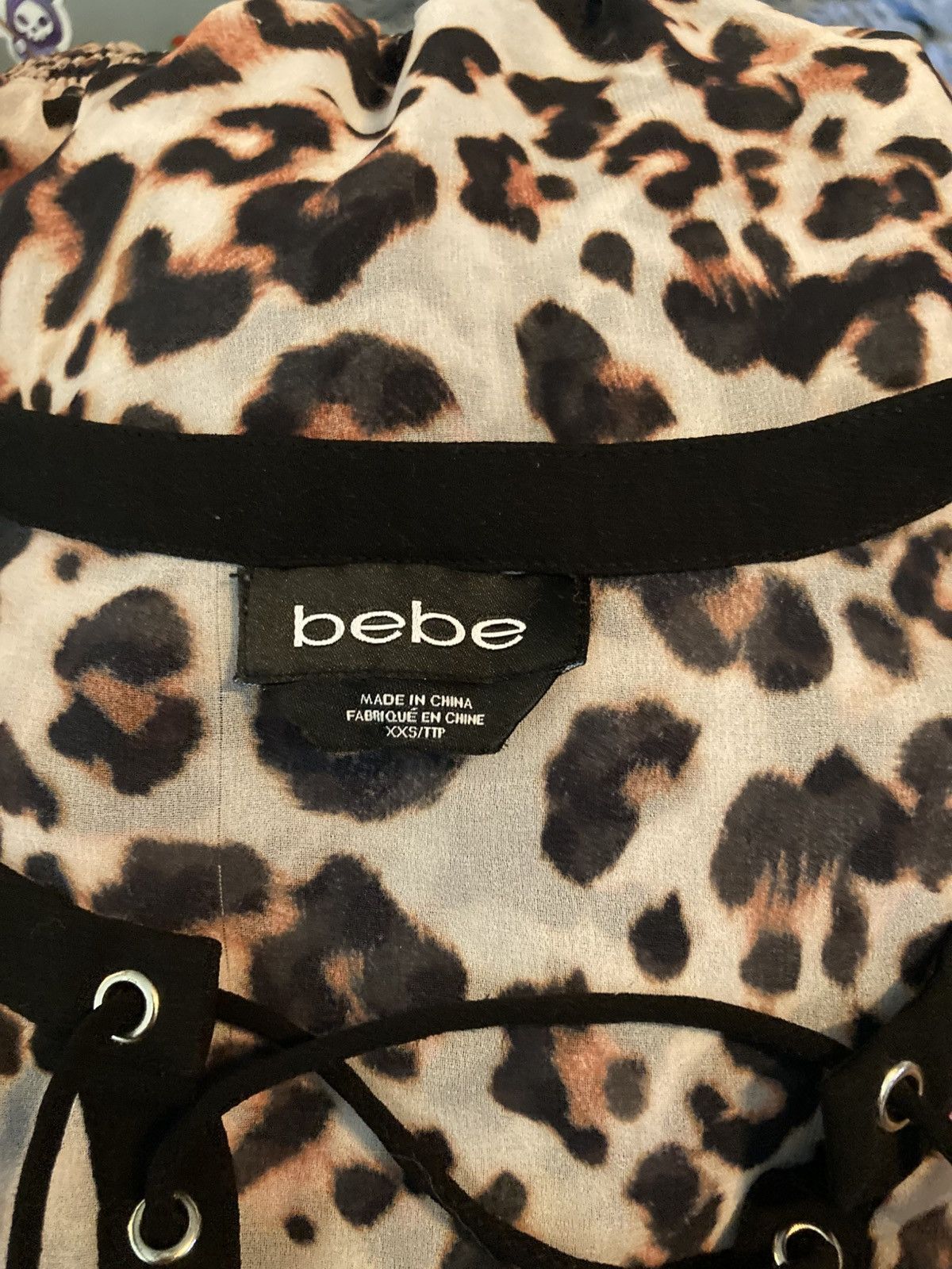 Bebe BEBE animal print sheer lace up blouse Size XXS / US 00 / IT 34 - 2 Thumbnail