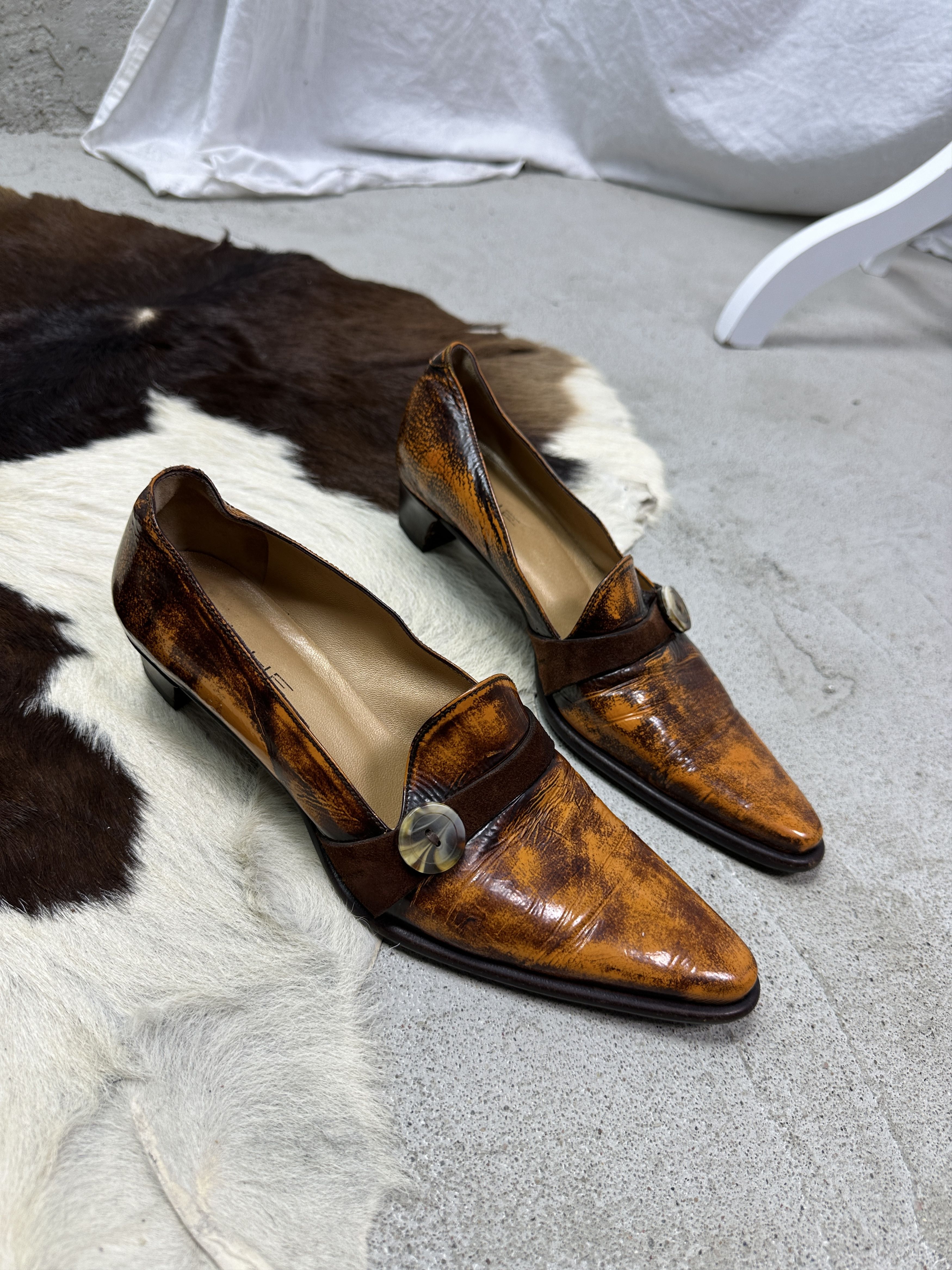 Vintage Vintage Avant Garde Leather Old Money Kitten Heels Y2K Size US 6 / IT 36 - 1 Thumbnail